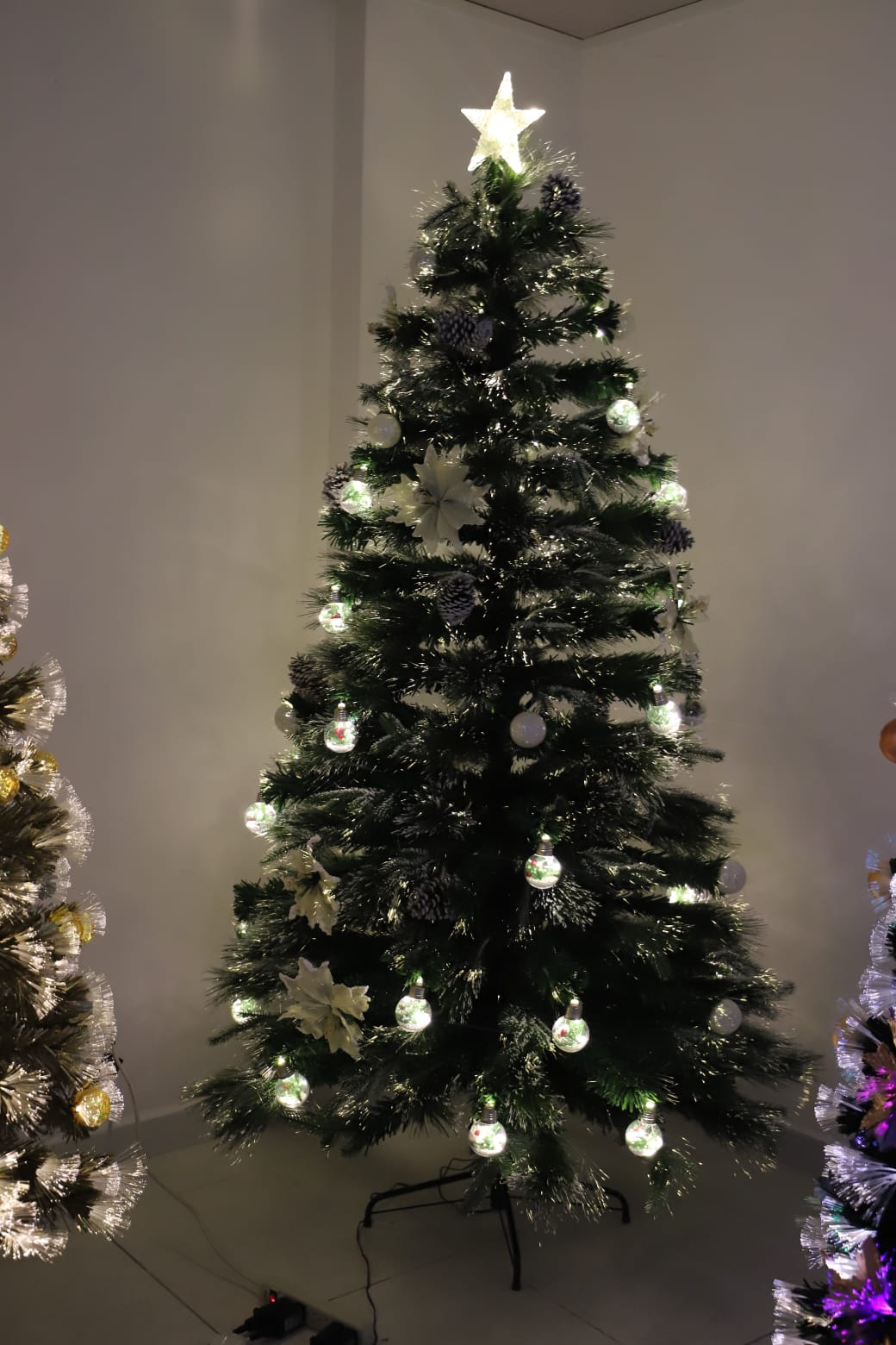 Árbol semi nevado de 2,10 mts con bolas, flores y piñas