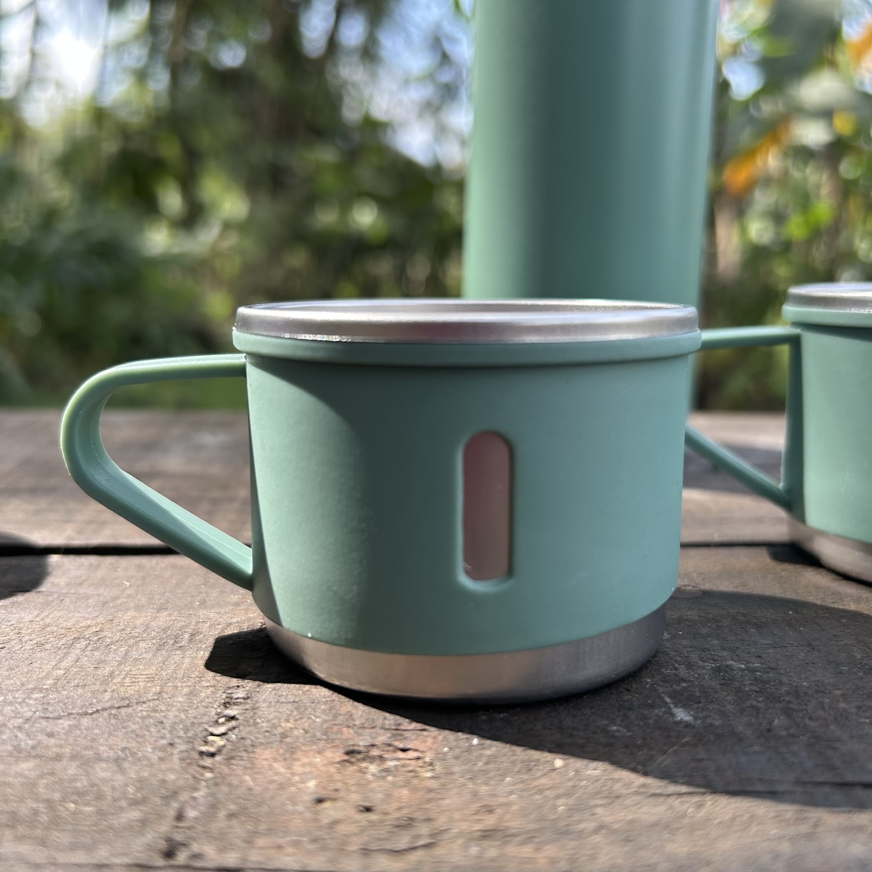 Garrafa térmica com xícaras