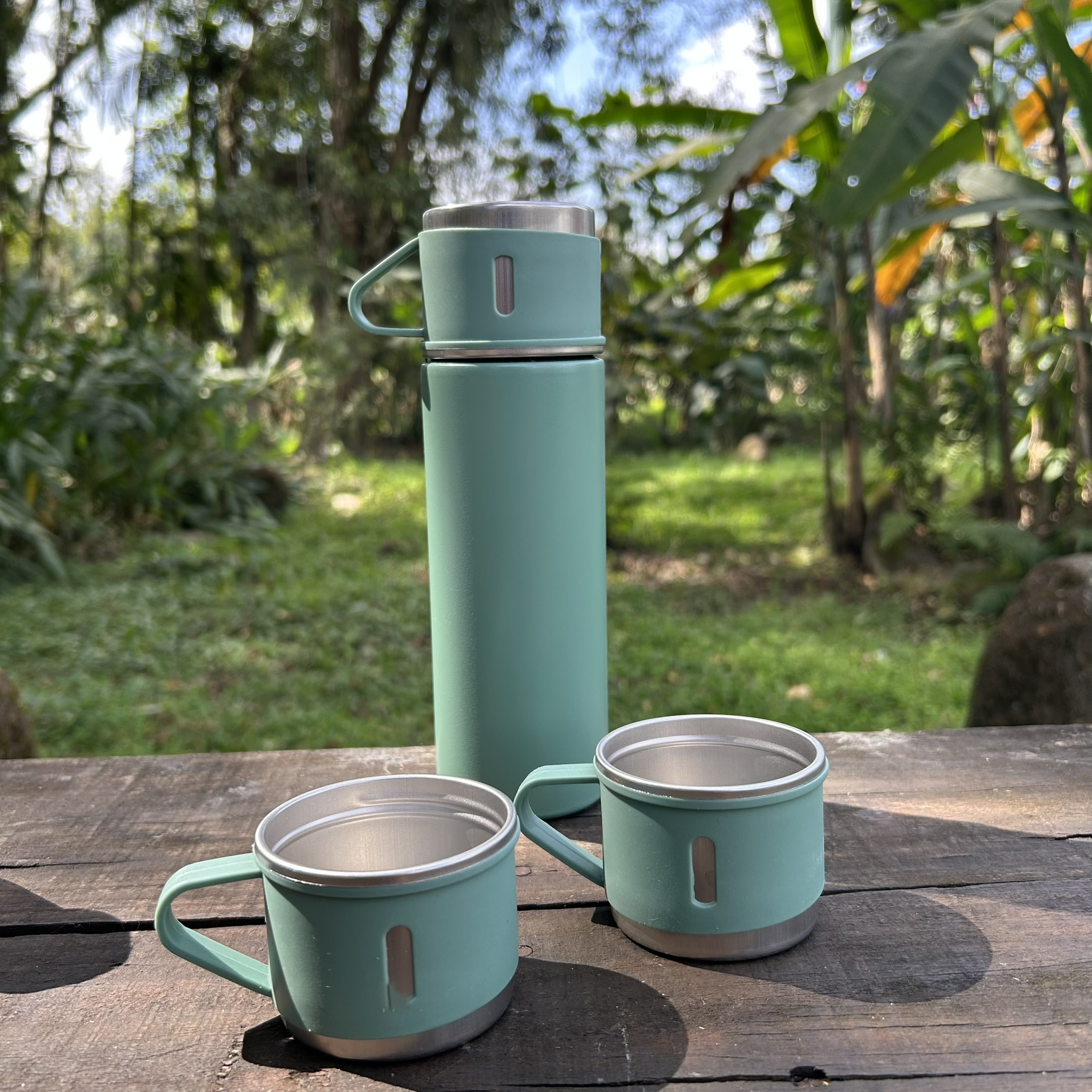 Garrafa térmica com xícaras