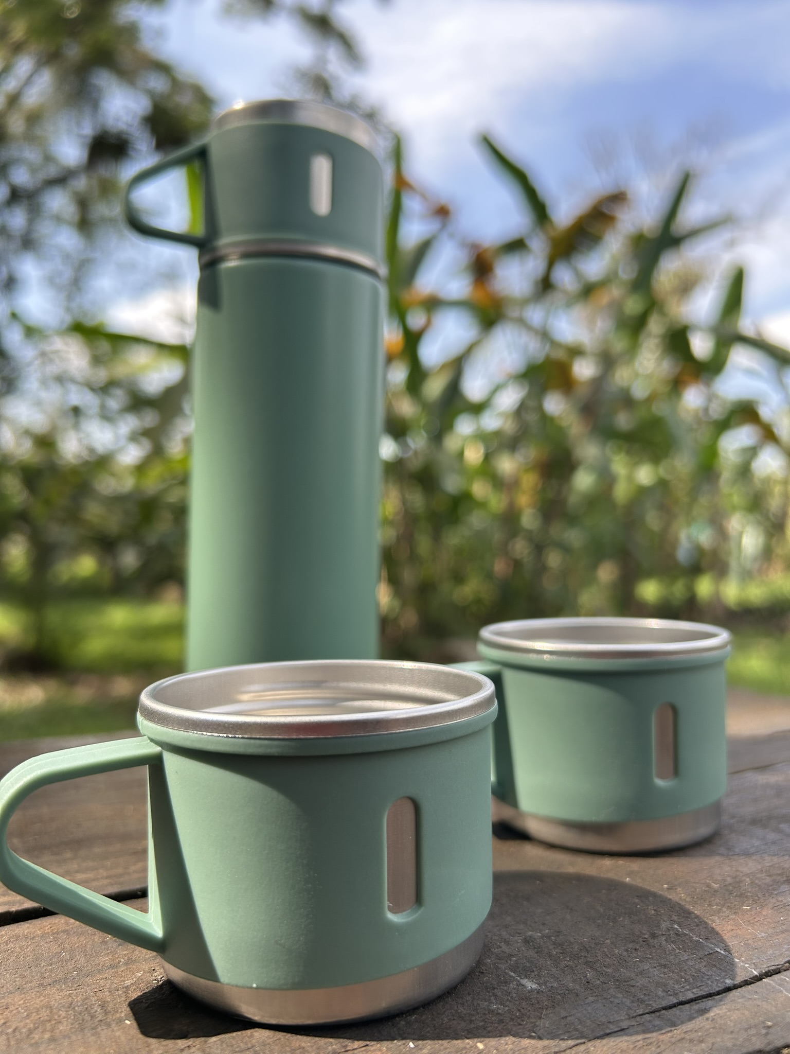 Garrafa térmica com xícaras