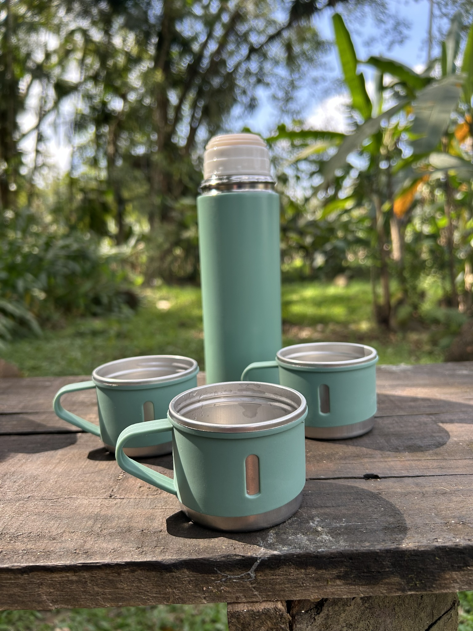 Garrafa térmica com xícaras