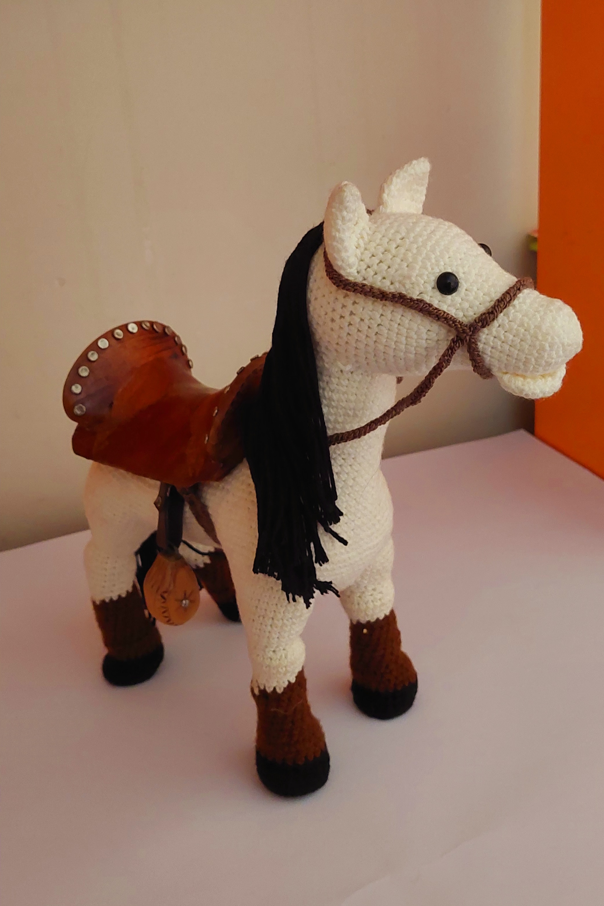 Caballo de peluche artesanal