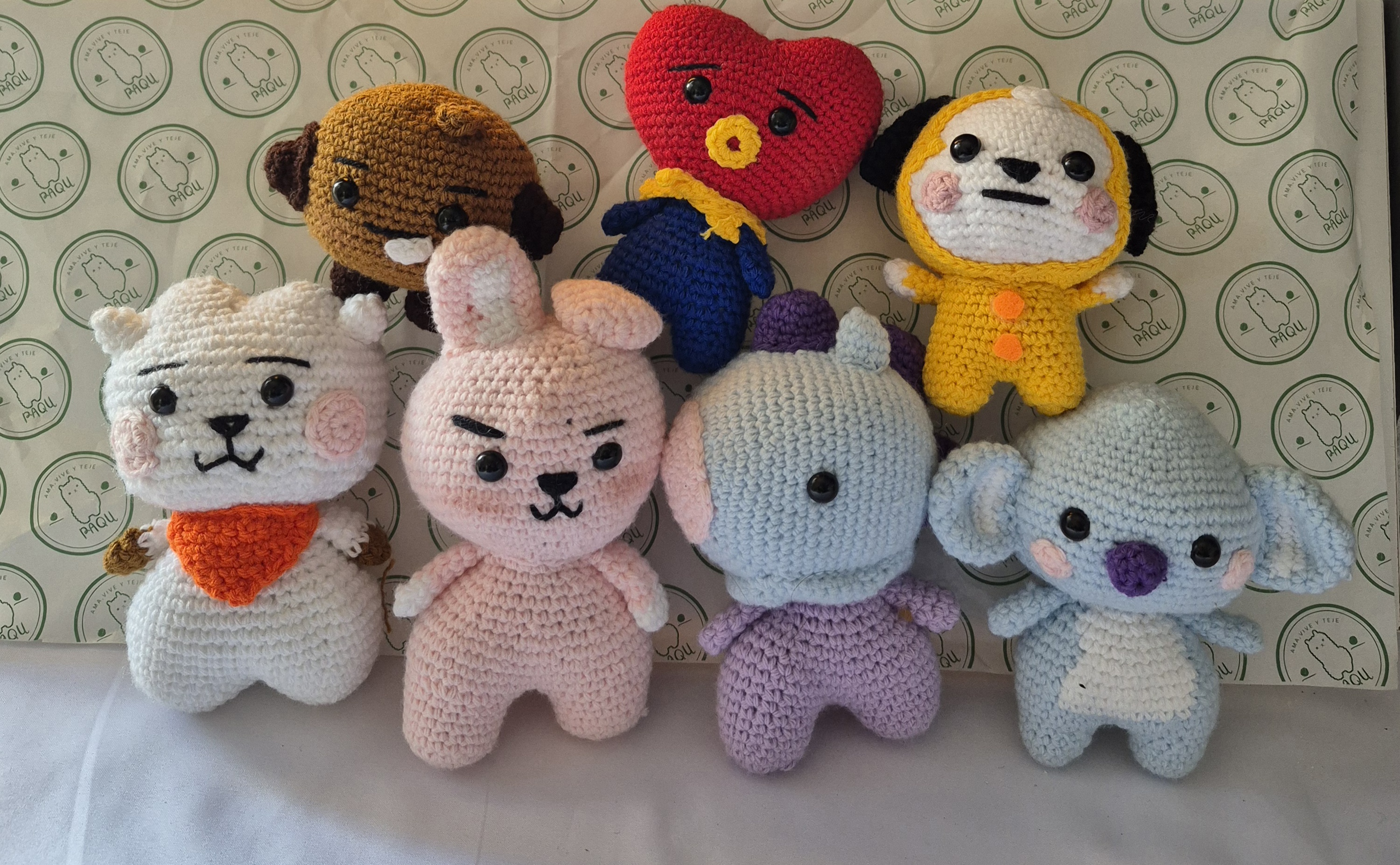 Muñecos de peluche tejidos a mano