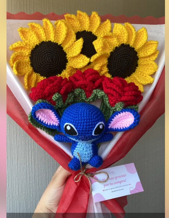 Ramo de flores tejidas con muñeco de Stitch
