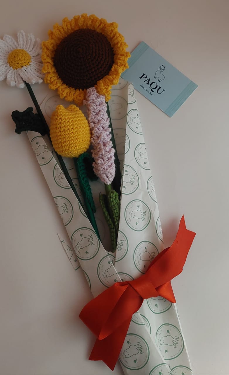 Ramo de flores tejidas