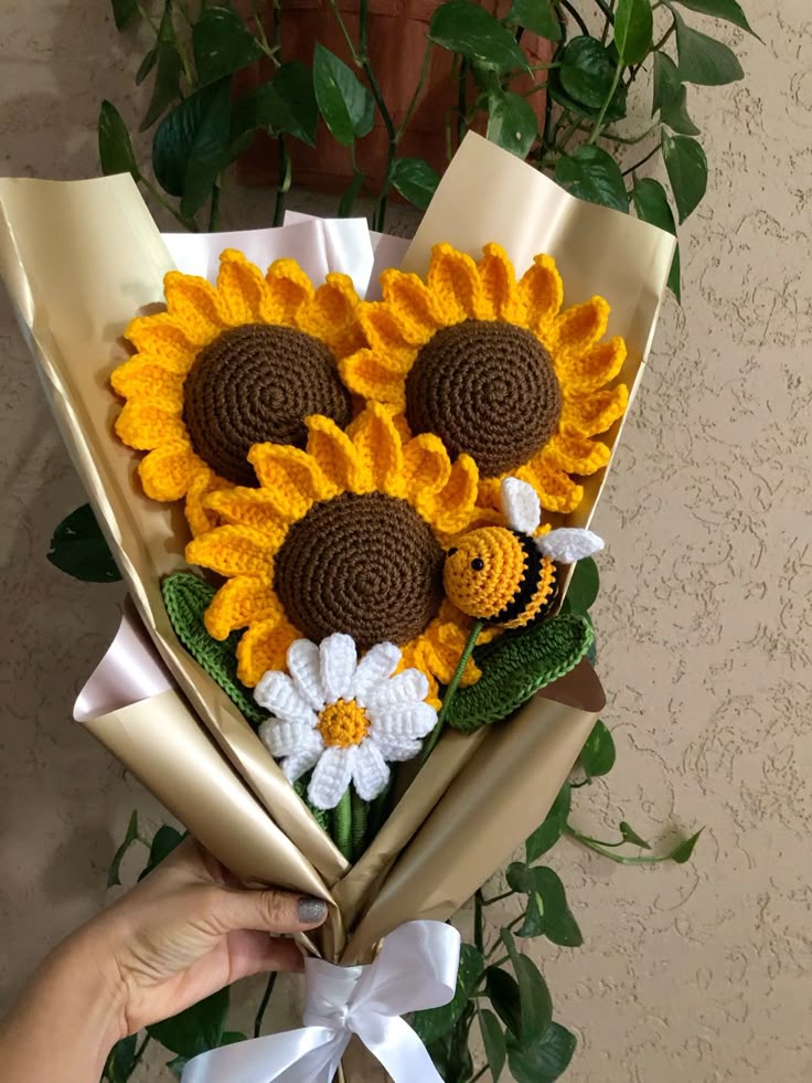 Ramo de girasoles tejidos a mano