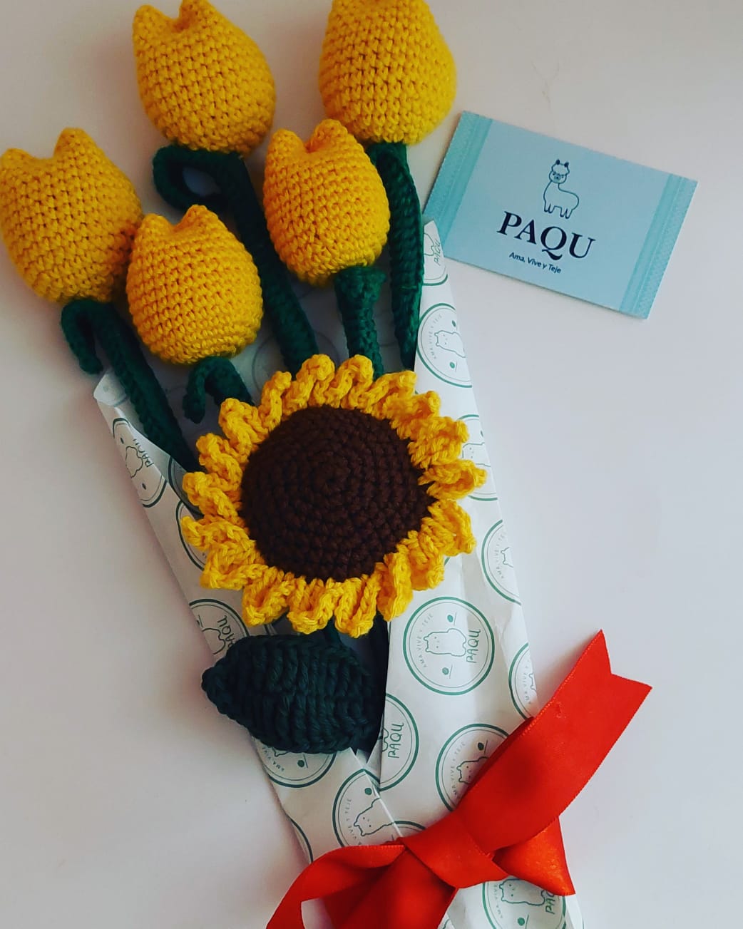 Ramo de flores tejido a mano