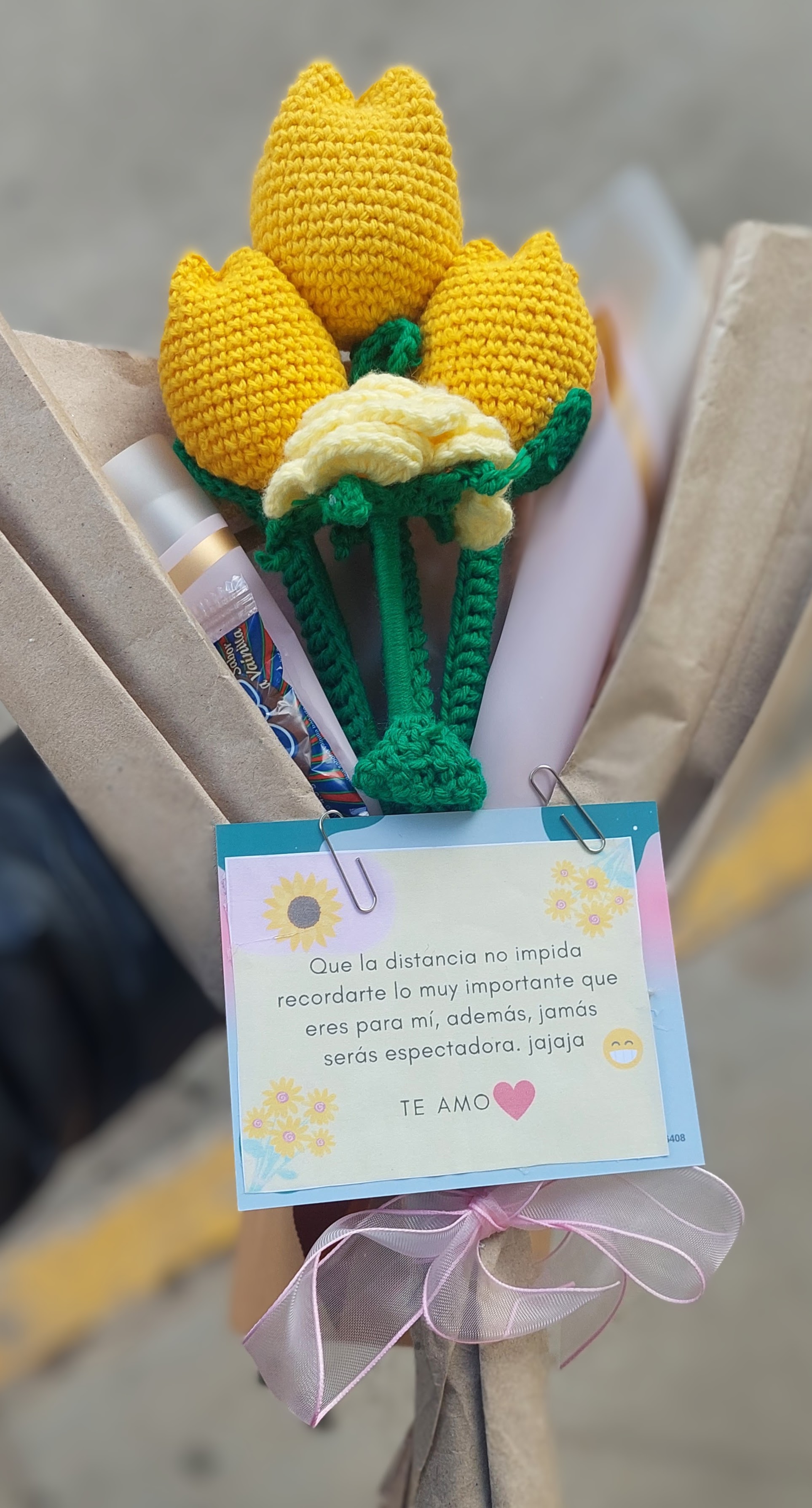 Ramo de flores tejidas a mano
