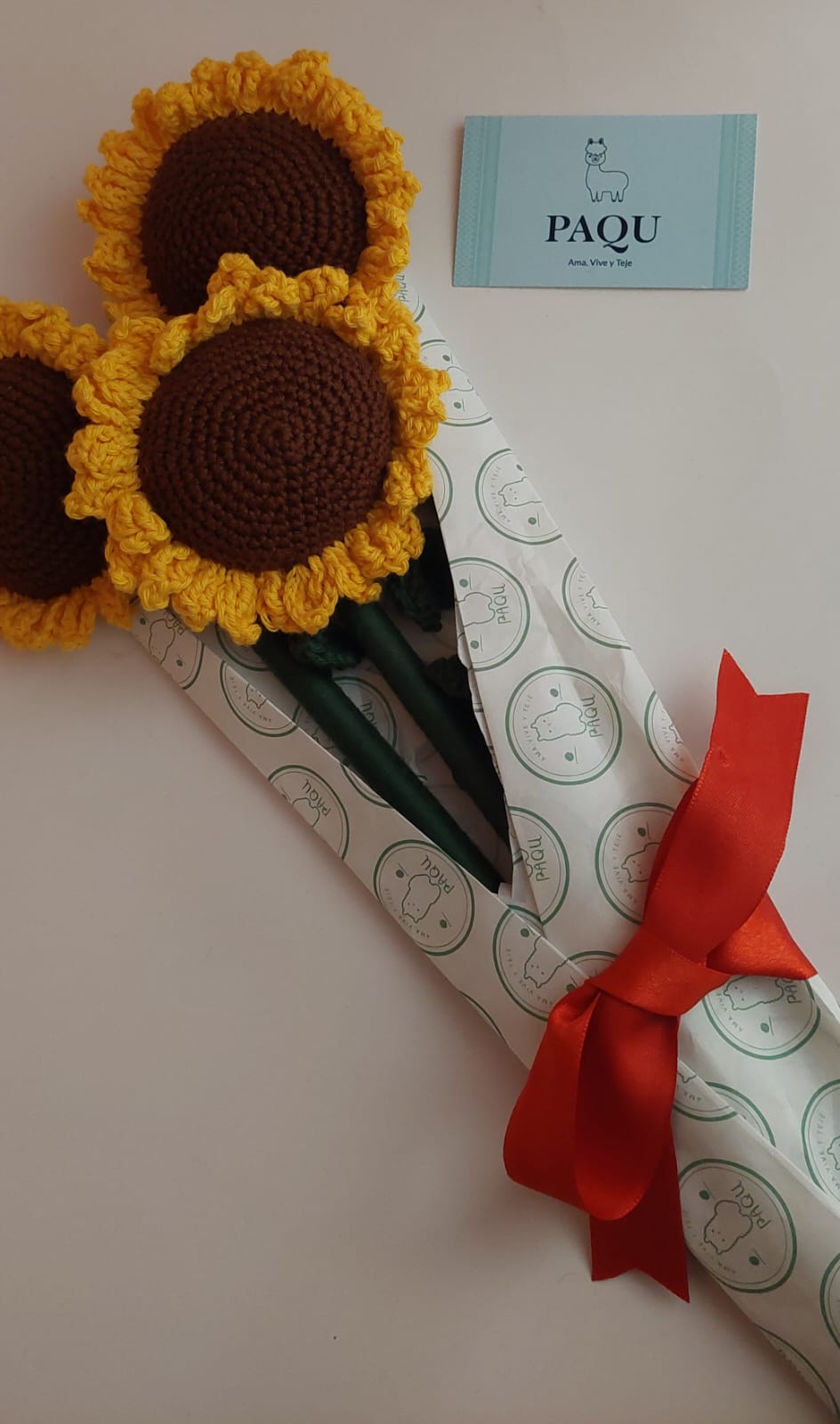 Ramo de girasoles tejidos