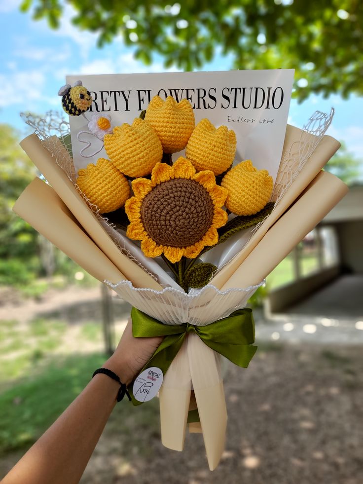 Ramo de girasoles tejidos