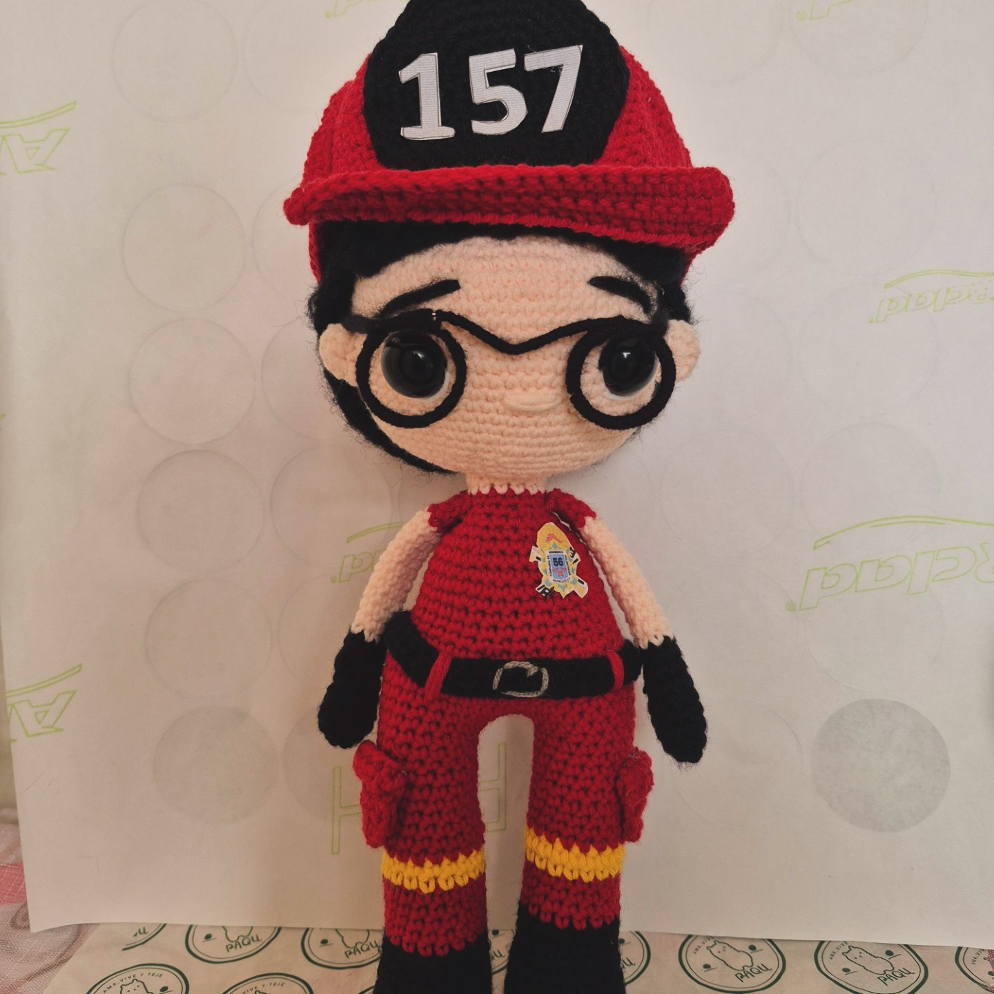 Muñeco bombero tejido