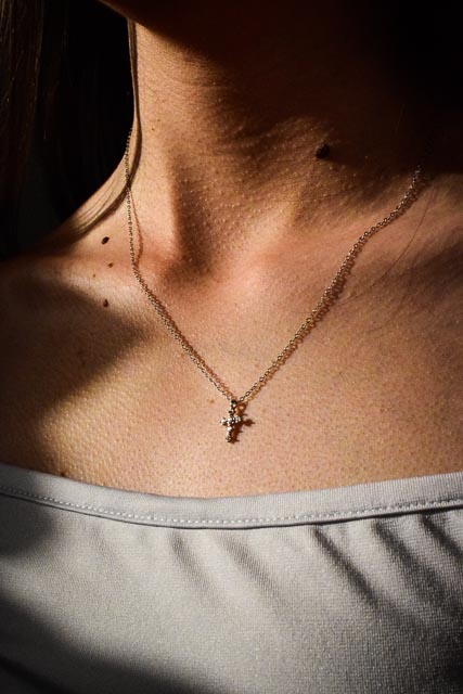 Cadena de plata con cruz