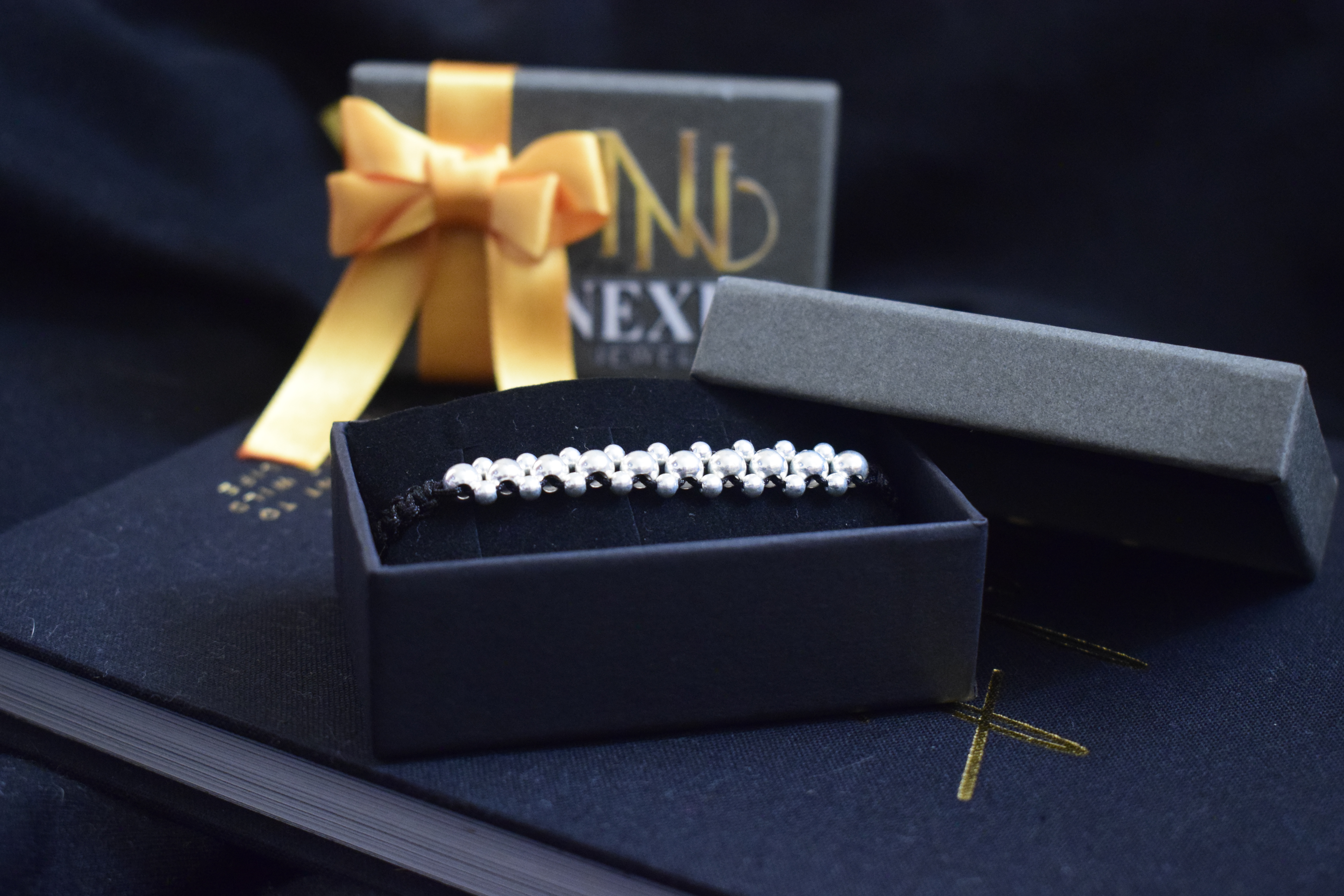 Pulsera de hilo Tres Carriles plata 