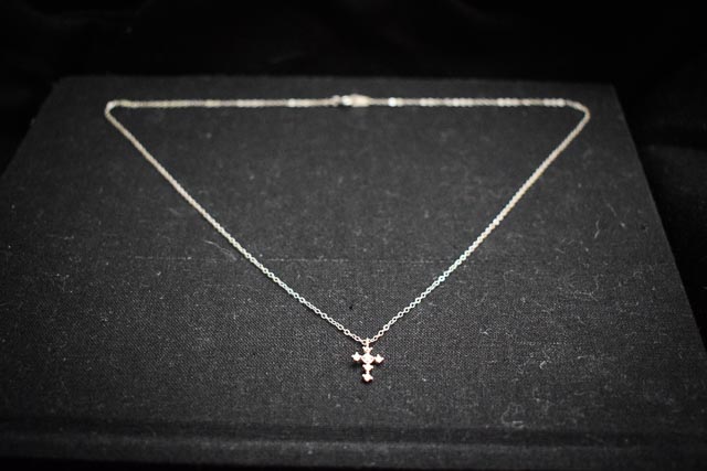 Cadena de plata con cruz