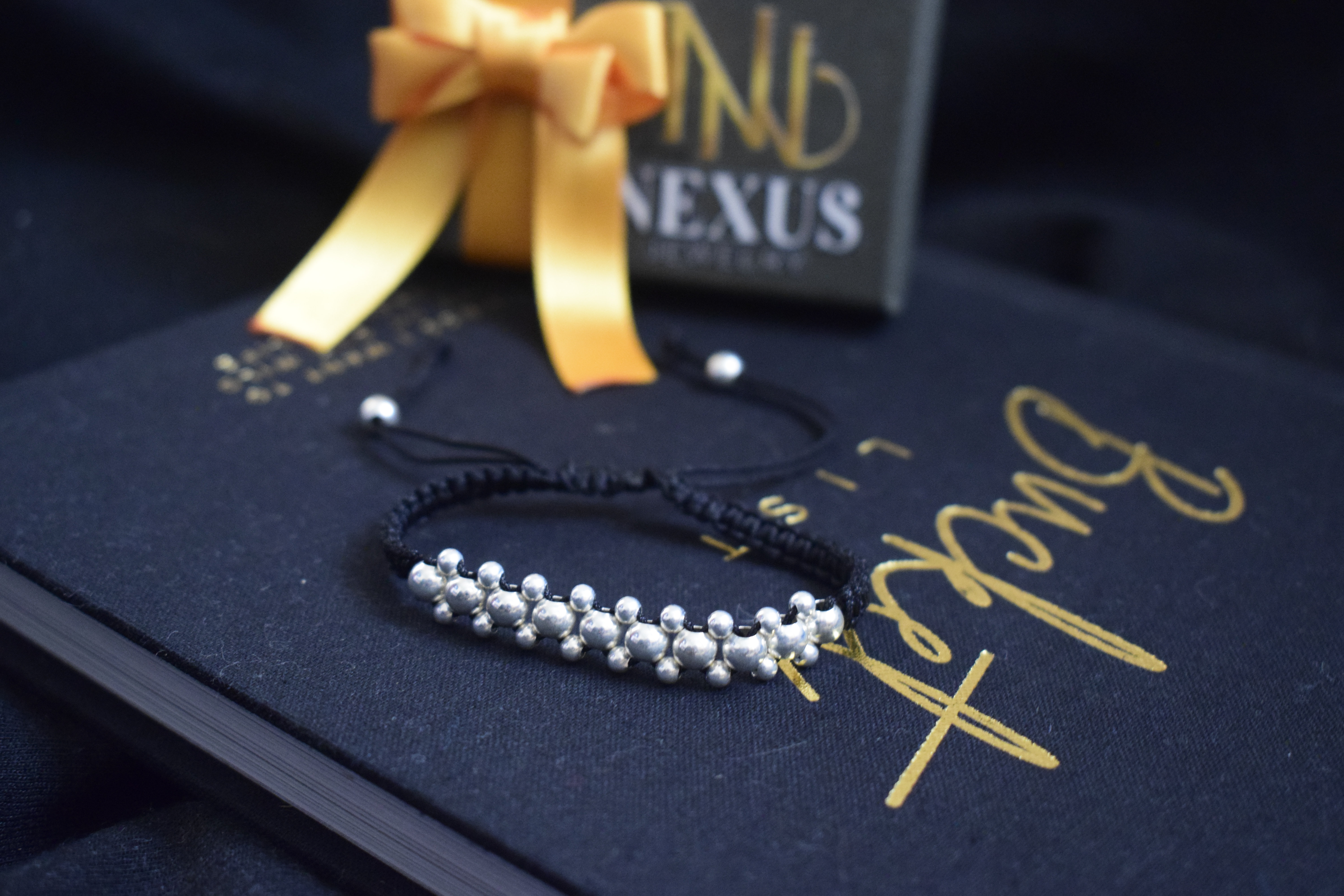 Pulsera de hilo Tres Carriles plata 