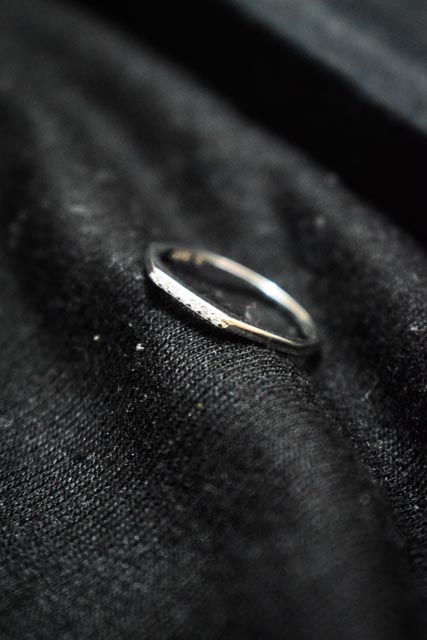 Anillo hexagonal con incrustaciones 