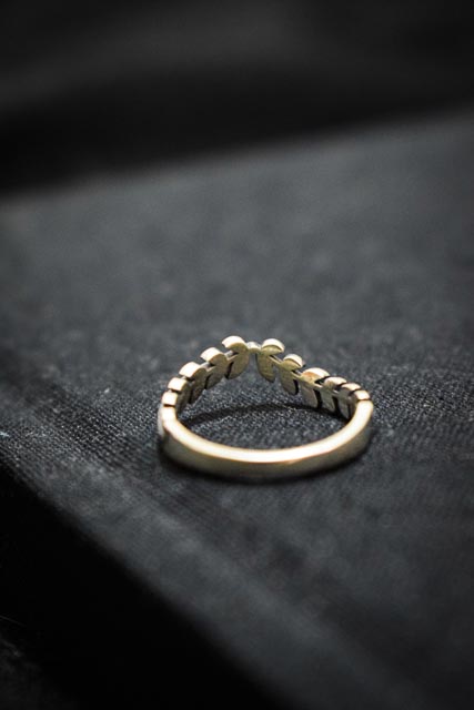 Anillo de hojas en punta