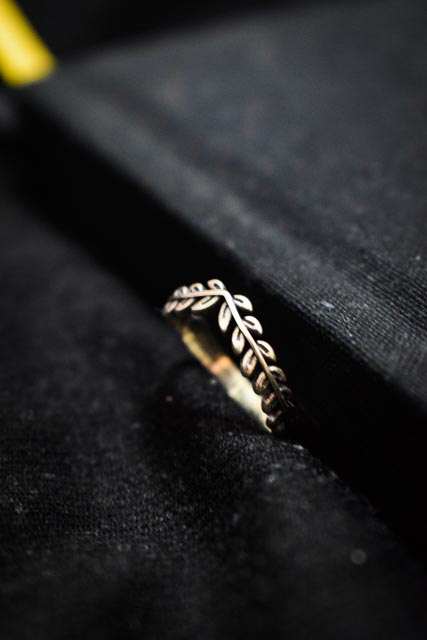 Anillo de hojas en punta