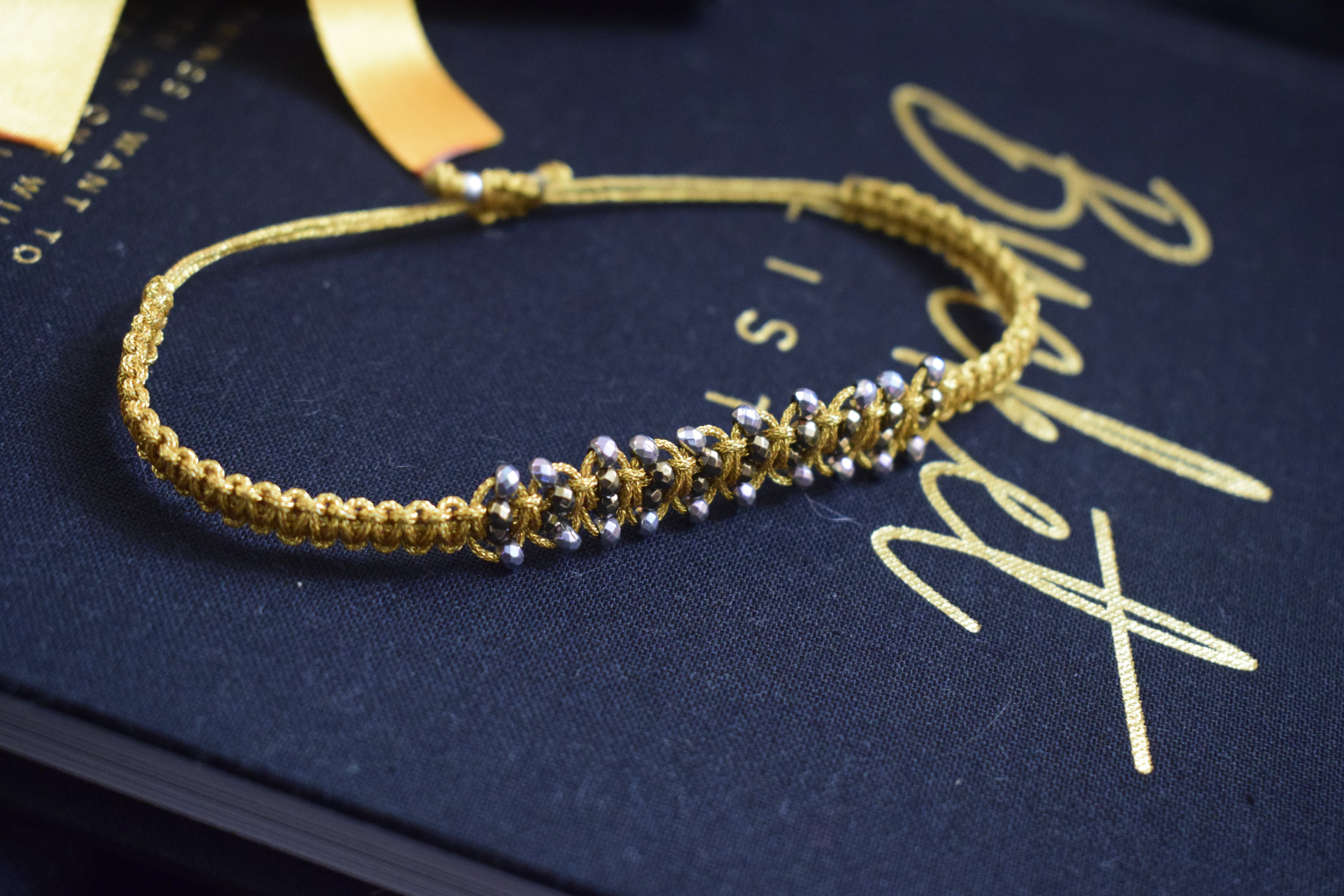 Pulsera de hilo Tres Carriles con Piedras tallas