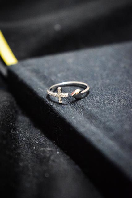 Anillo cruz y corazón