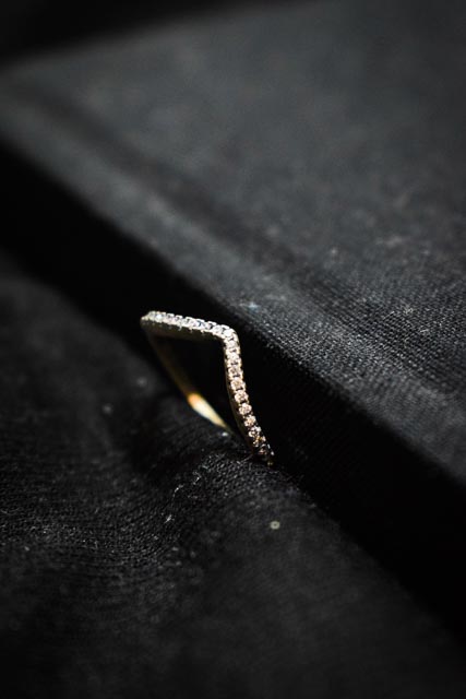 Anillo en punta con incrustaciones 