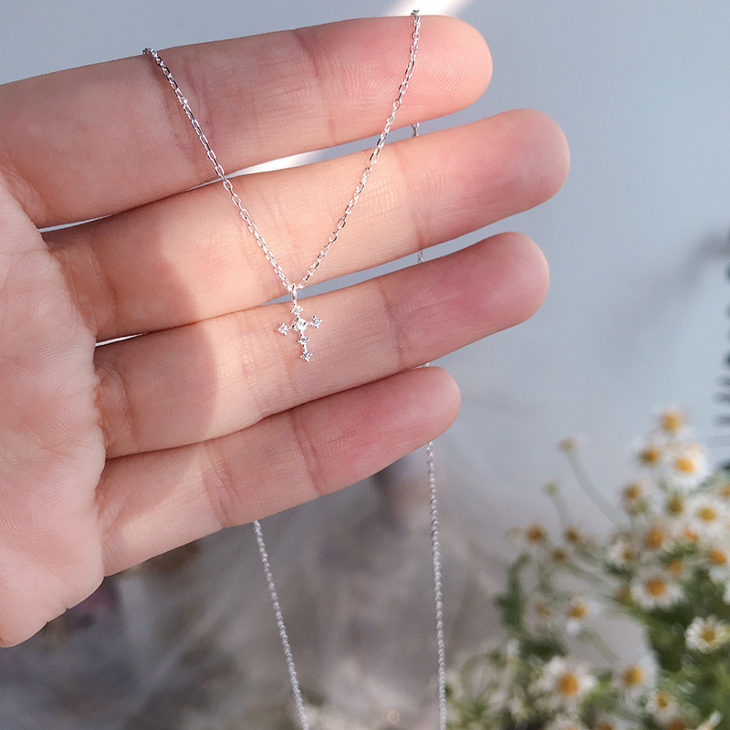 Cadena de plata con cruz