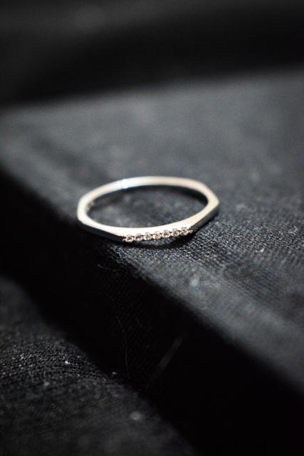 Anillo hexagonal con incrustaciones 