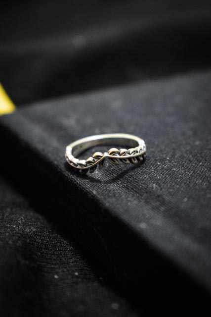 Anillo de hojas en punta