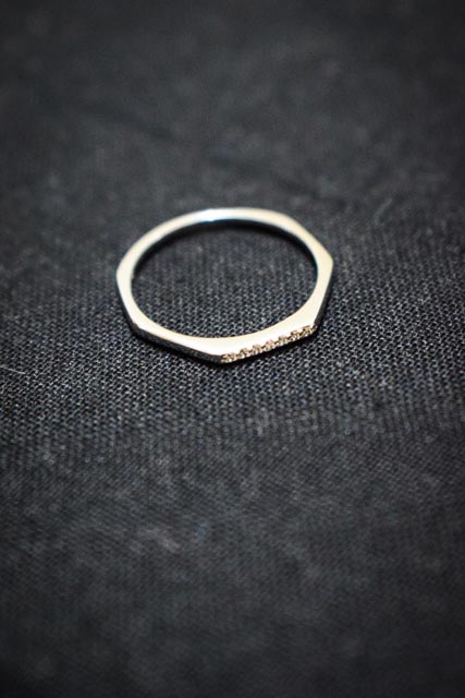 Anillo hexagonal con incrustaciones 