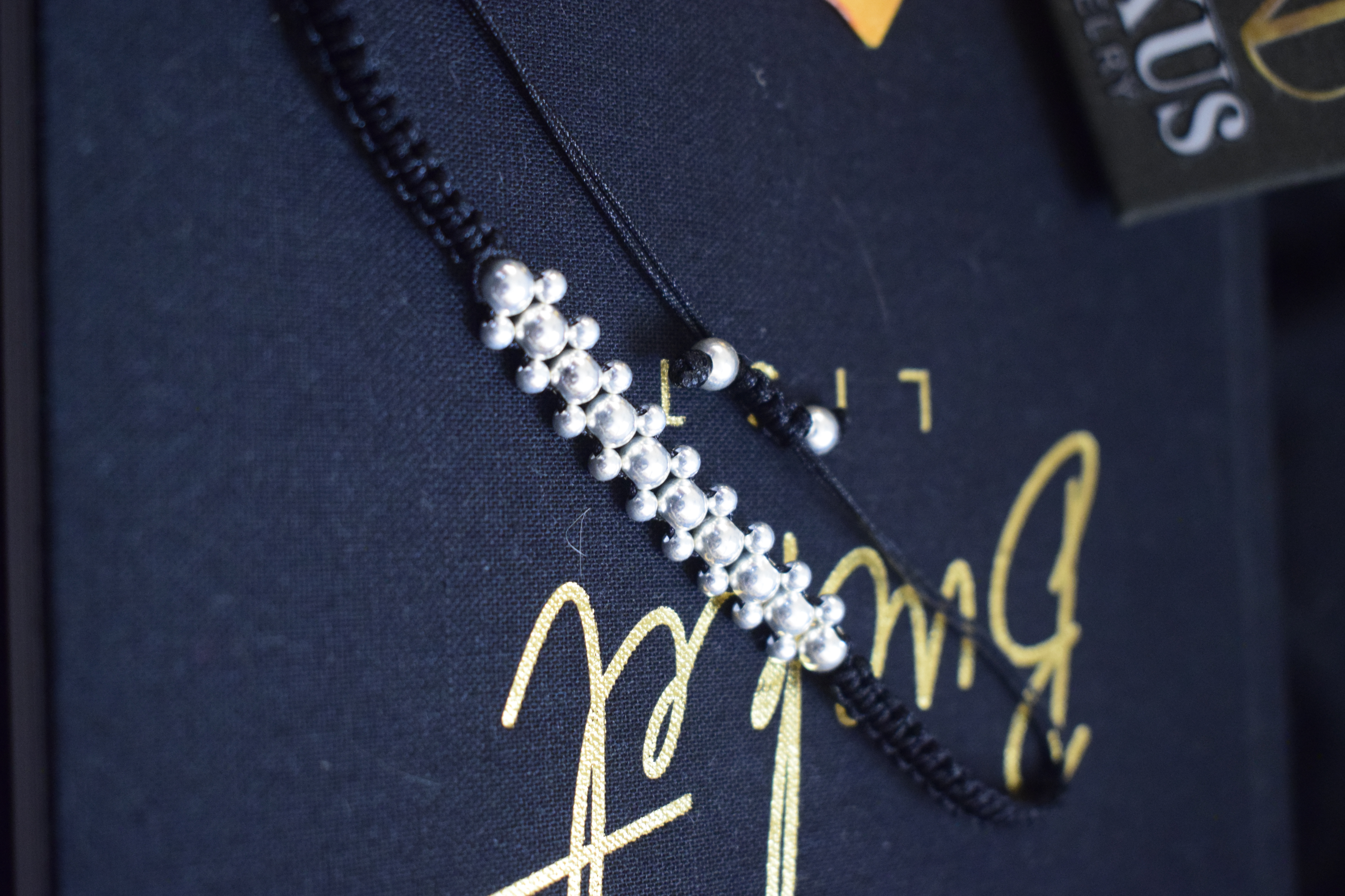 Pulsera de hilo Tres Carriles plata 