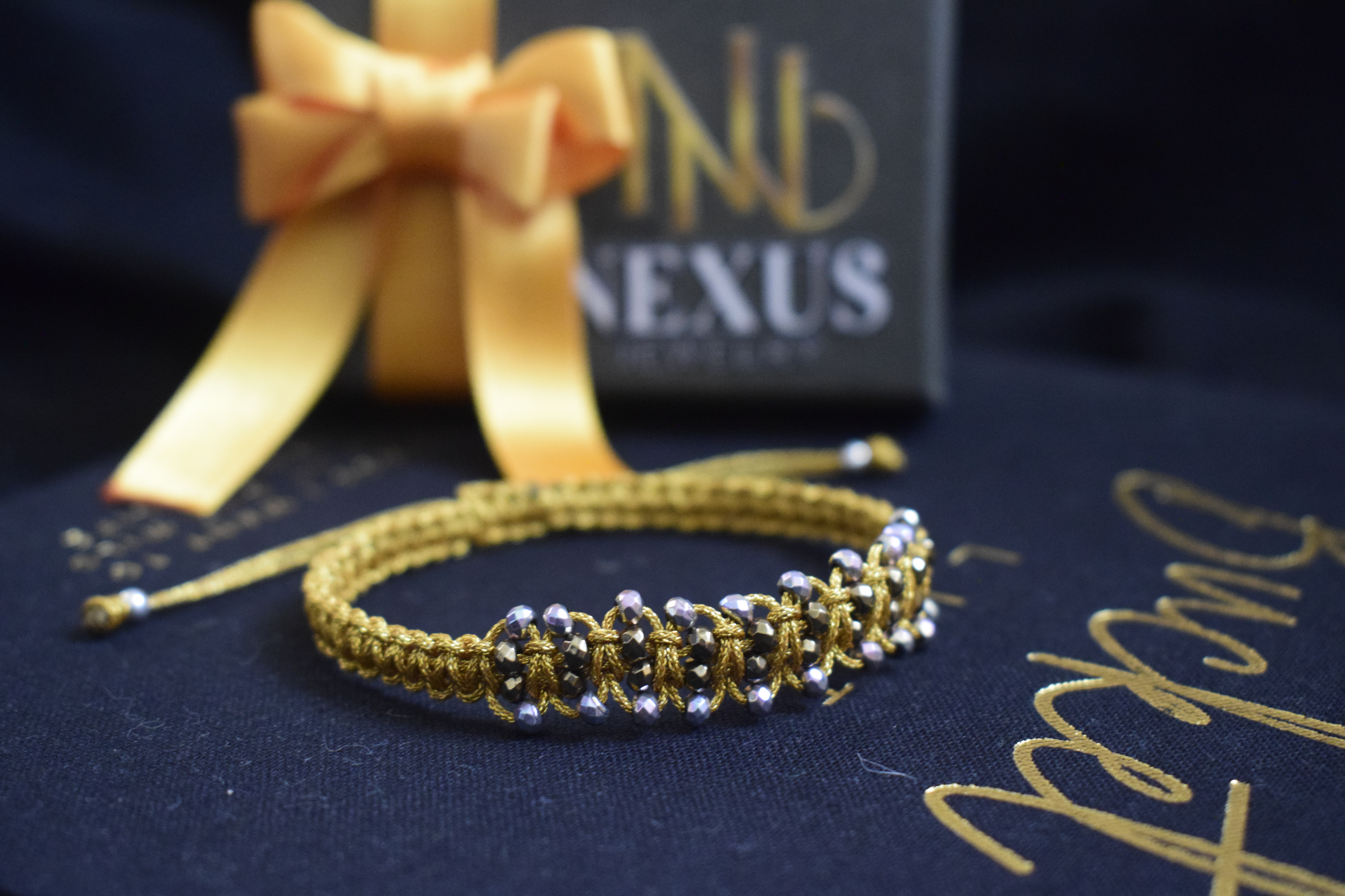 Pulsera de hilo Tres Carriles con Piedras tallas