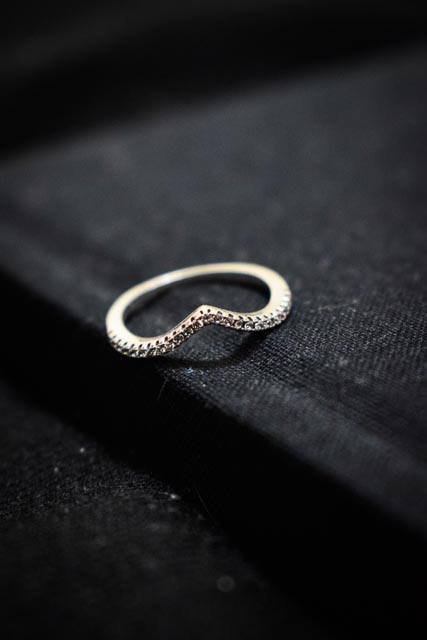 Anillo en punta con incrustaciones 