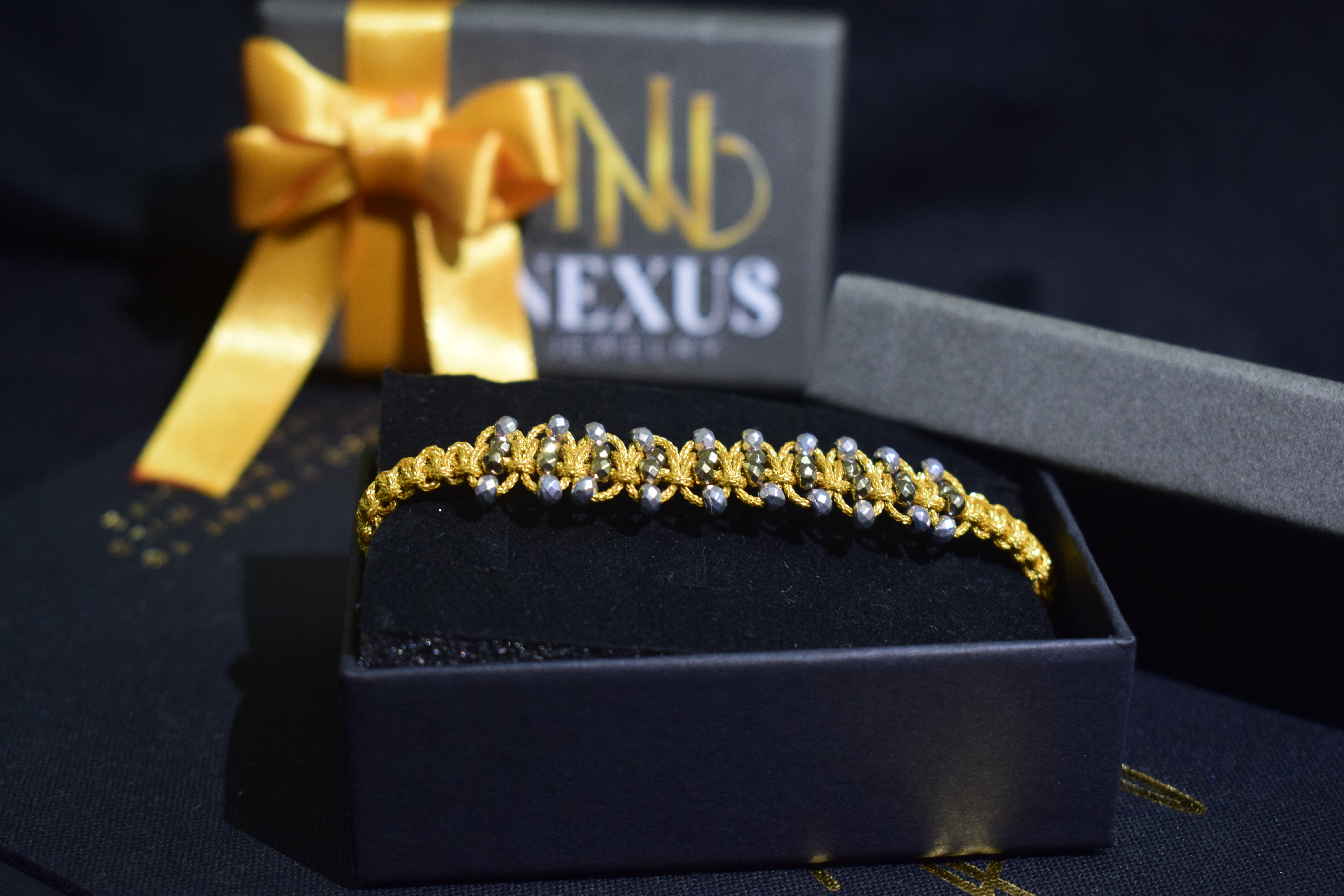 Pulsera de hilo Tres Carriles con Piedras tallas