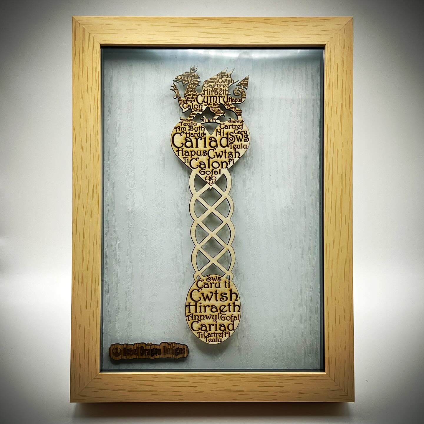 Engrafwyd Llwy Caru mewn ffrâm bocs | Engraved Love Spoon in box frame