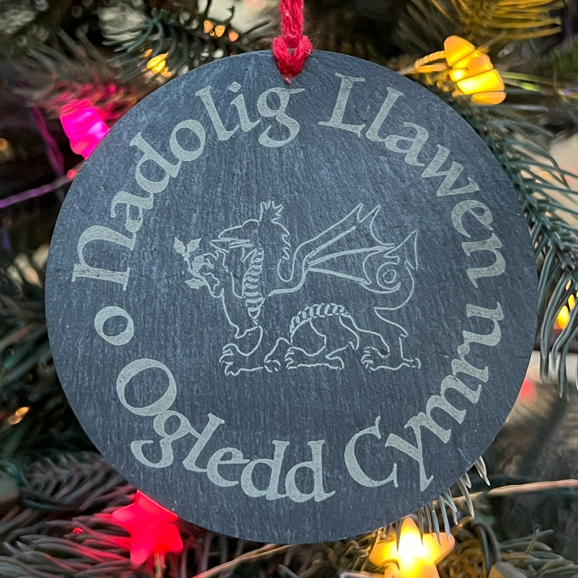 Addurn Nadolig Cylchog Llechen Cymreig | Round Welsh Slate Christmas Tree Decoration