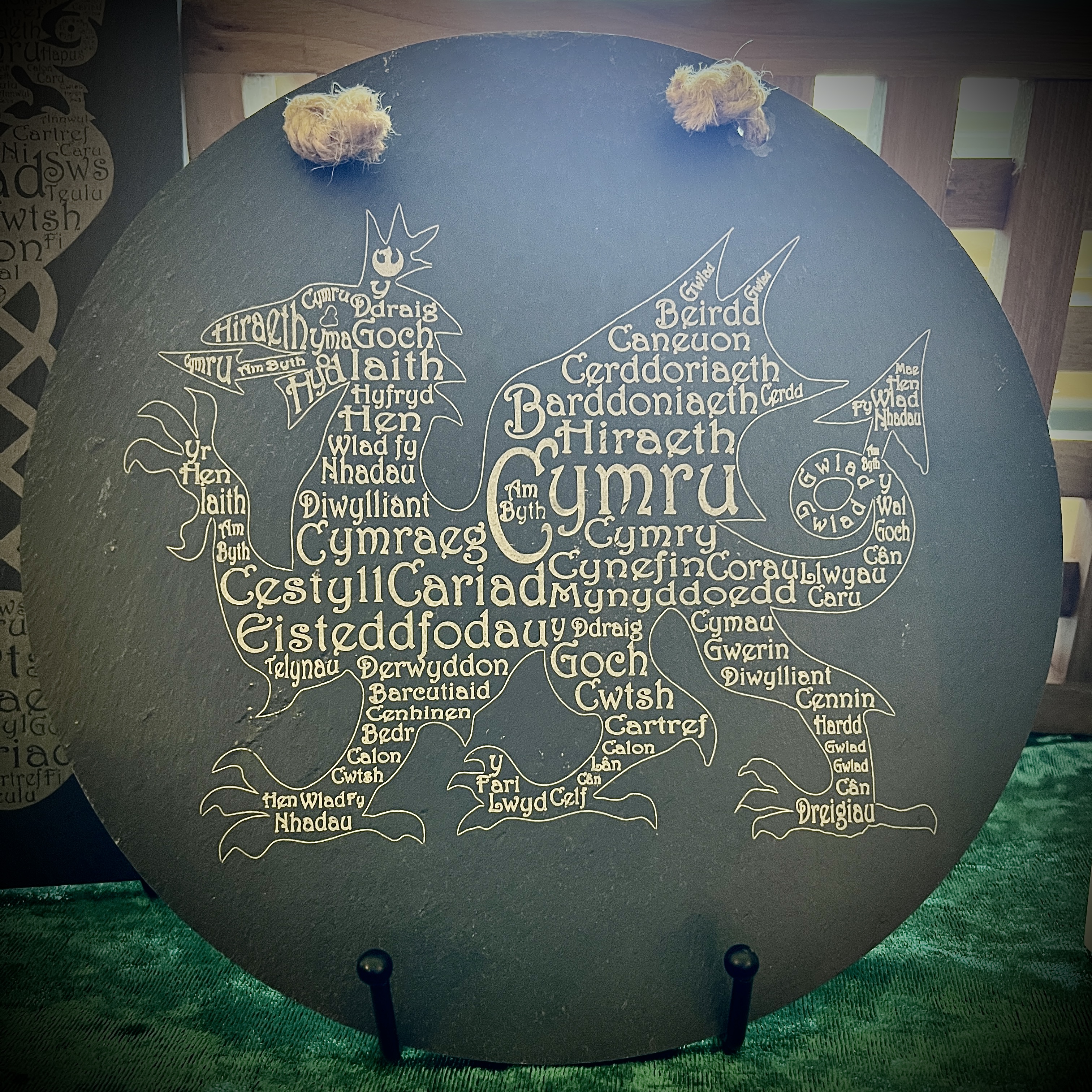 Ddraig Arddurniadol ar Llechi Cymru | Decorative Dragon on Welsh Slate