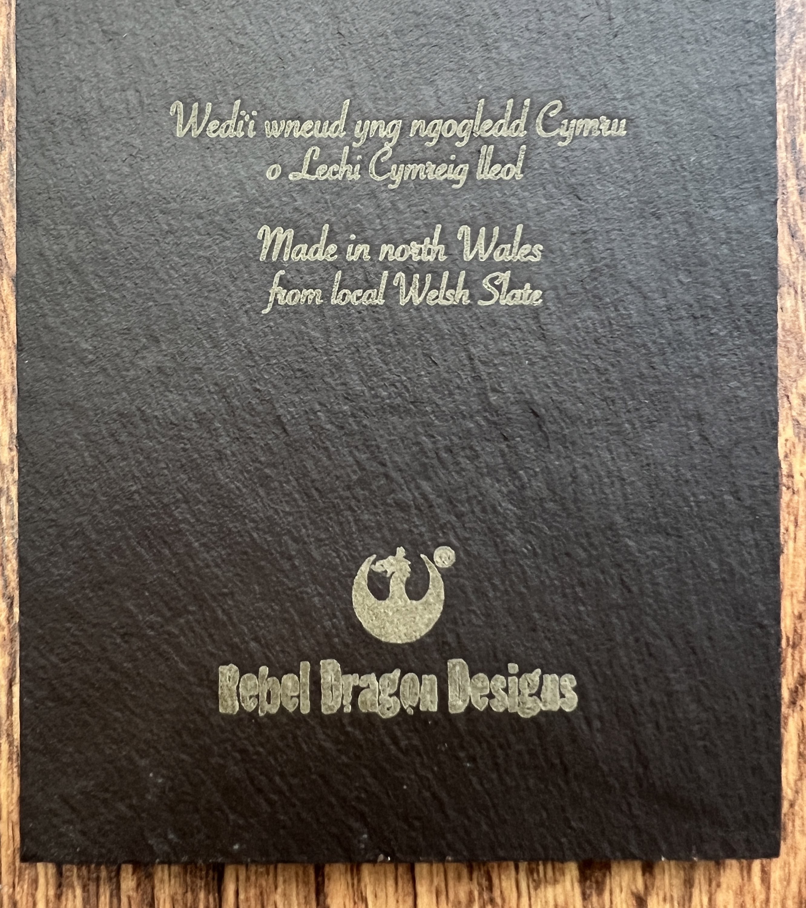 Cenhinen Bedr ar Llechi Gymreig | Daffodil engraved on Welsh Slate