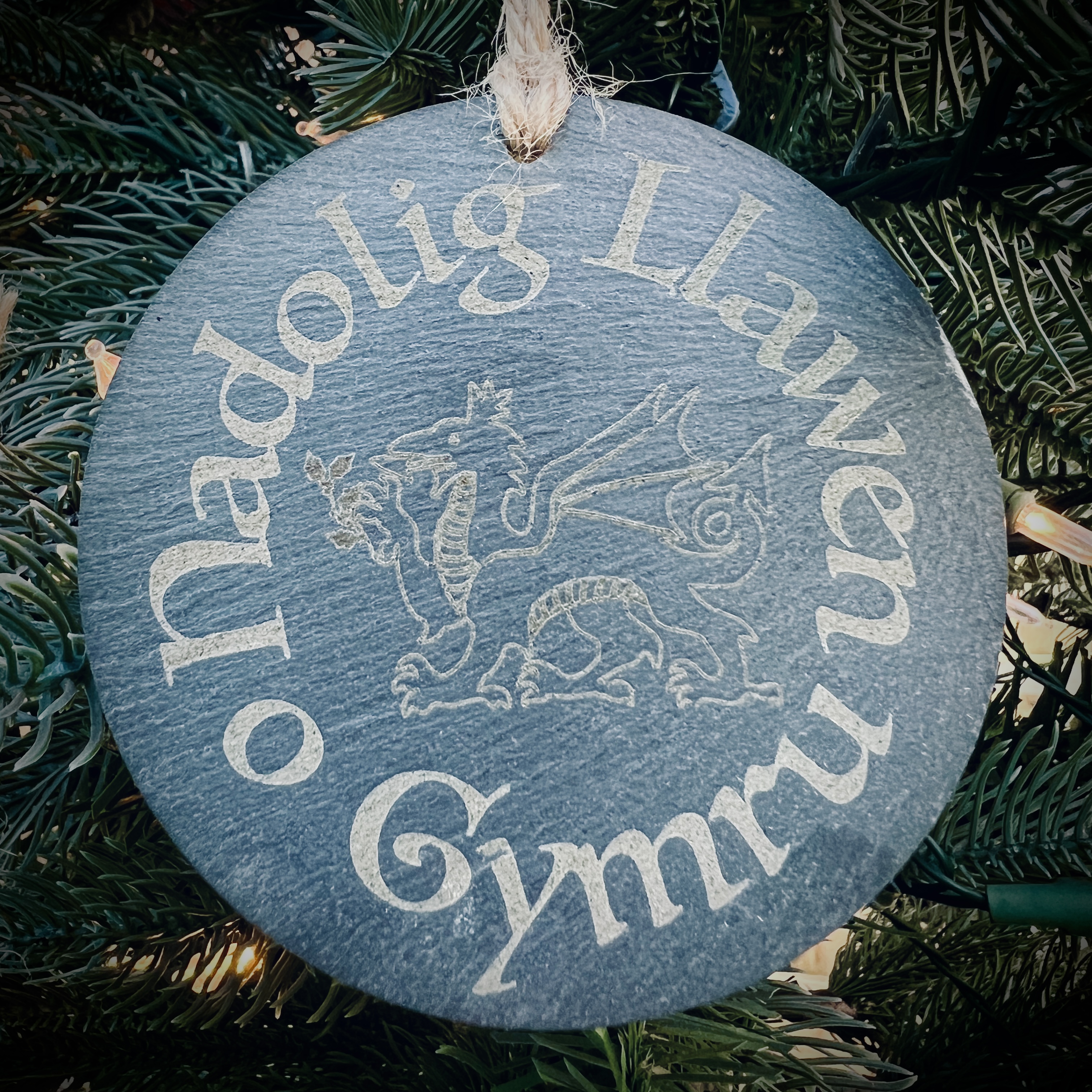 Addurn Nadolig Cylchog Llechen Cymreig | Round Welsh Slate Christmas Tree Decoration