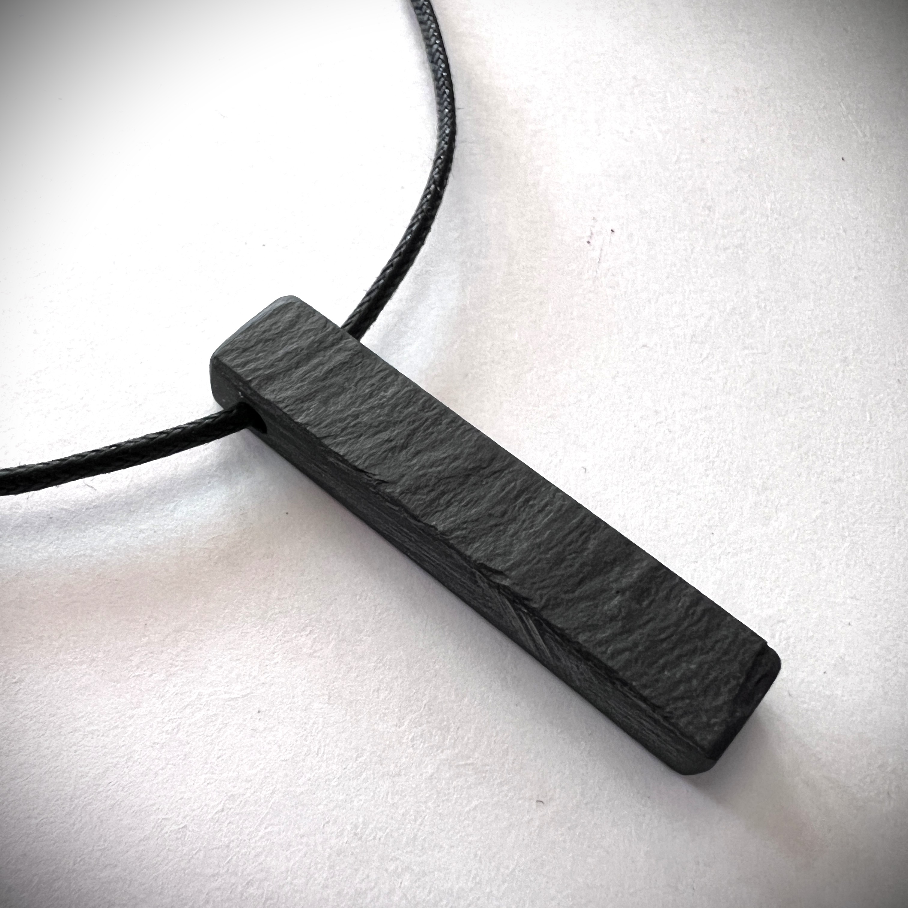 Neclis Llechi Cymru Siap Hirgrwn Trwchus | Chunky Oblong-shaped Welsh Slate Necklace