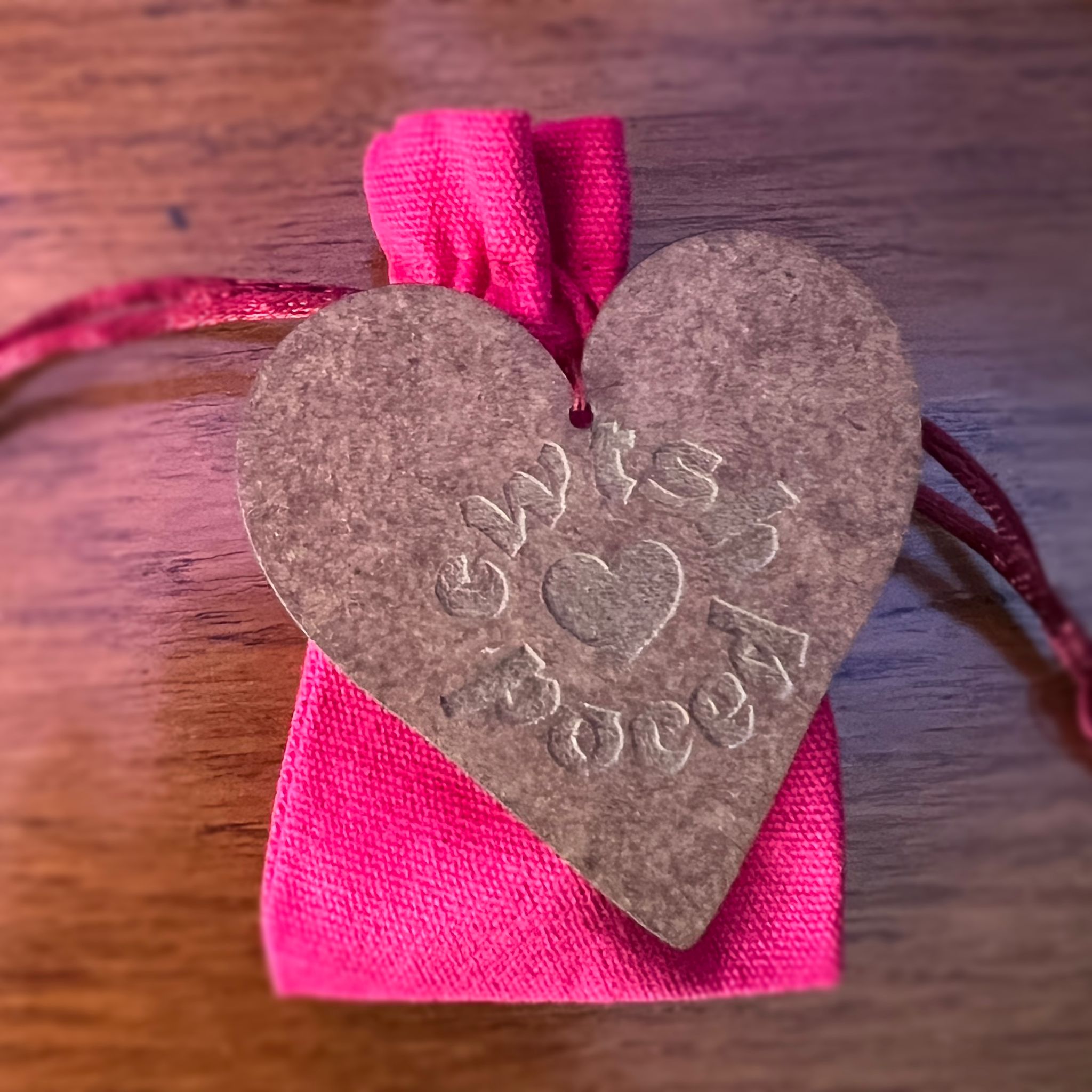 Cwtsh Poced Llechi | Slate Pocket Hug 