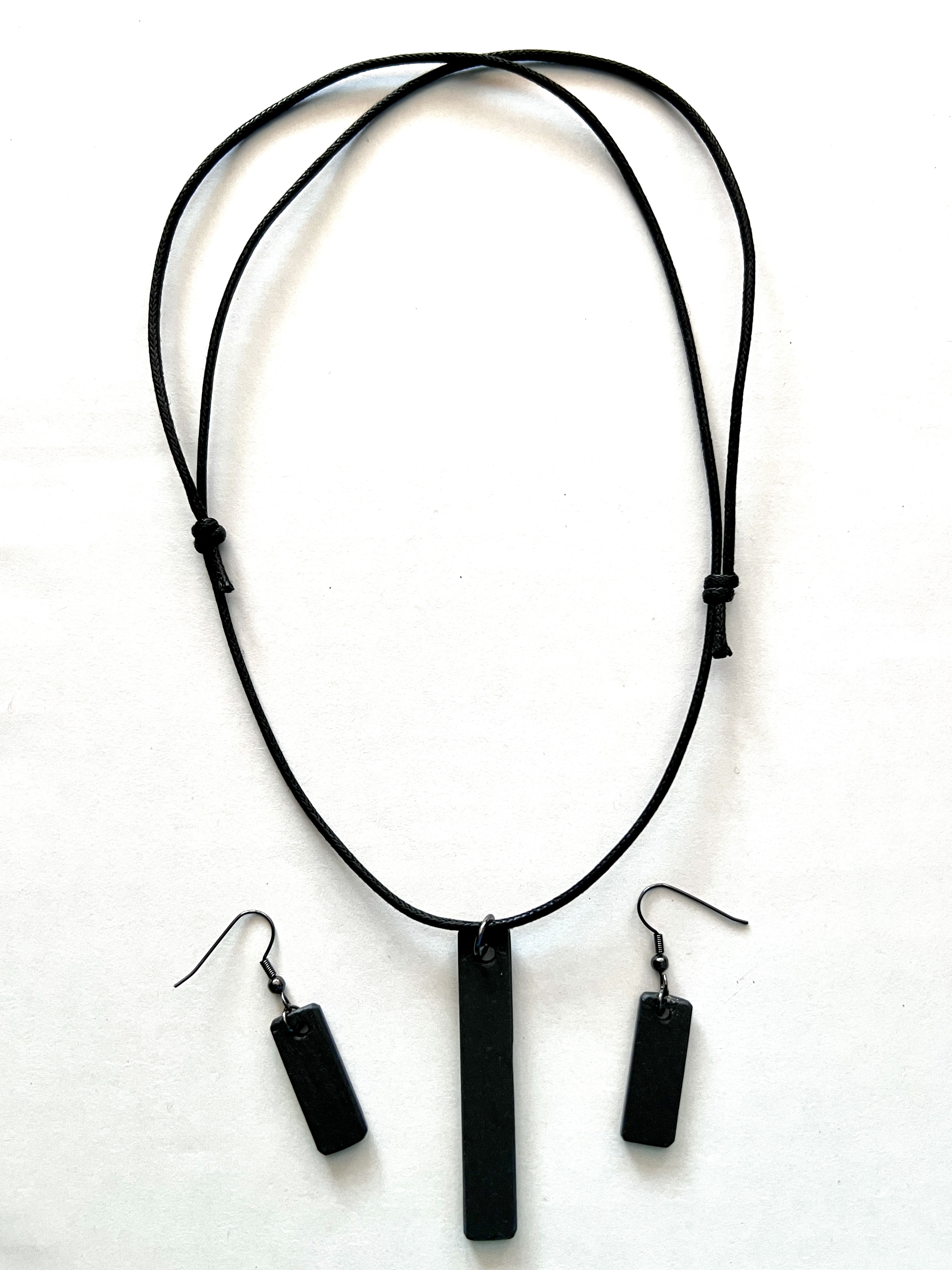 Neclis a Clustdlysau Llechi Cymru Siap Hirgrwn | Oblong-shaped Welsh Slate Necklace and Earrings