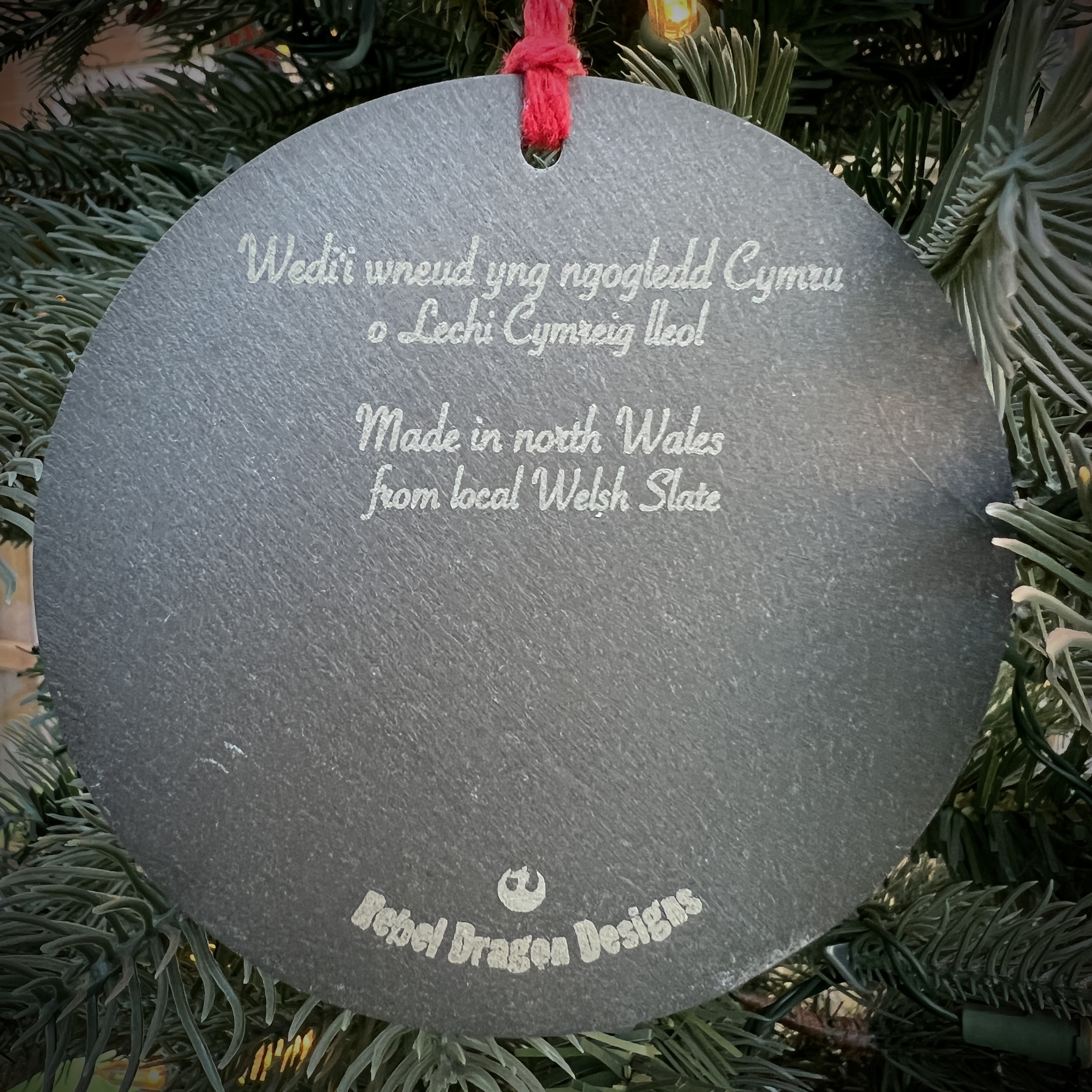 Addurn Nadolig Cylchog Llechen Cymreig | Round Welsh Slate Christmas Tree Decoration