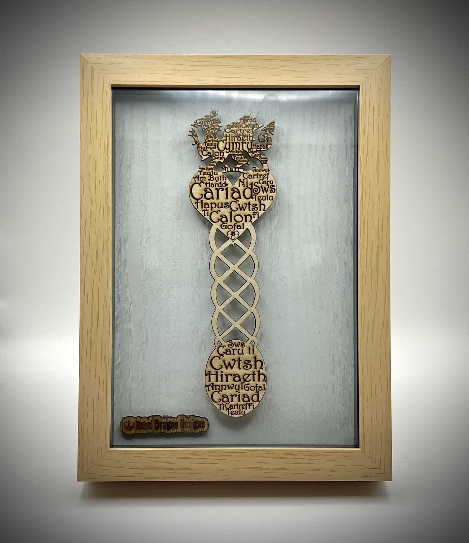 Engrafwyd Llwy Caru mewn ffrâm bocs | Engraved Love Spoon in box frame