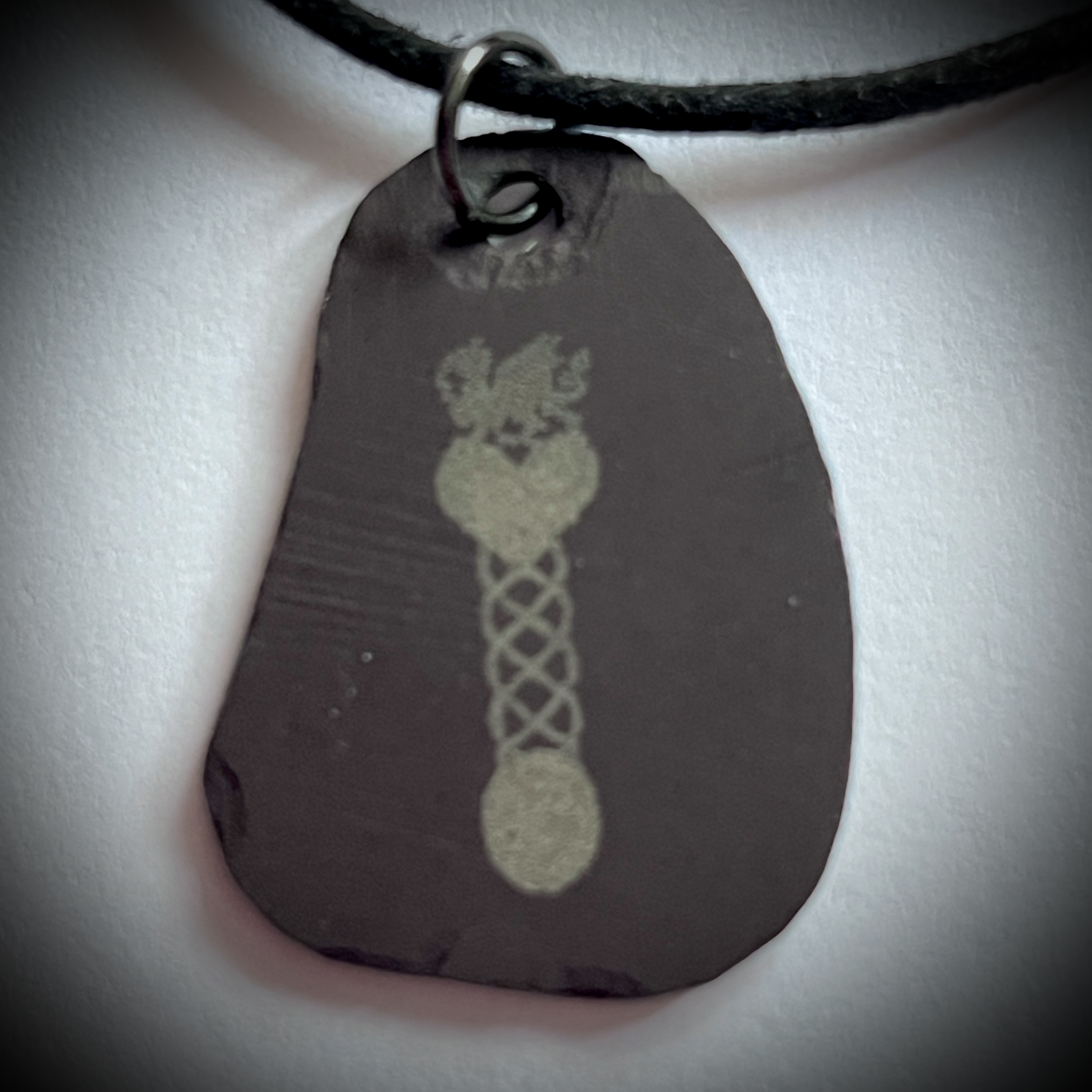 Neclis Llechi Cymru Engrafiad  | Engraved Welsh Slate Necklace