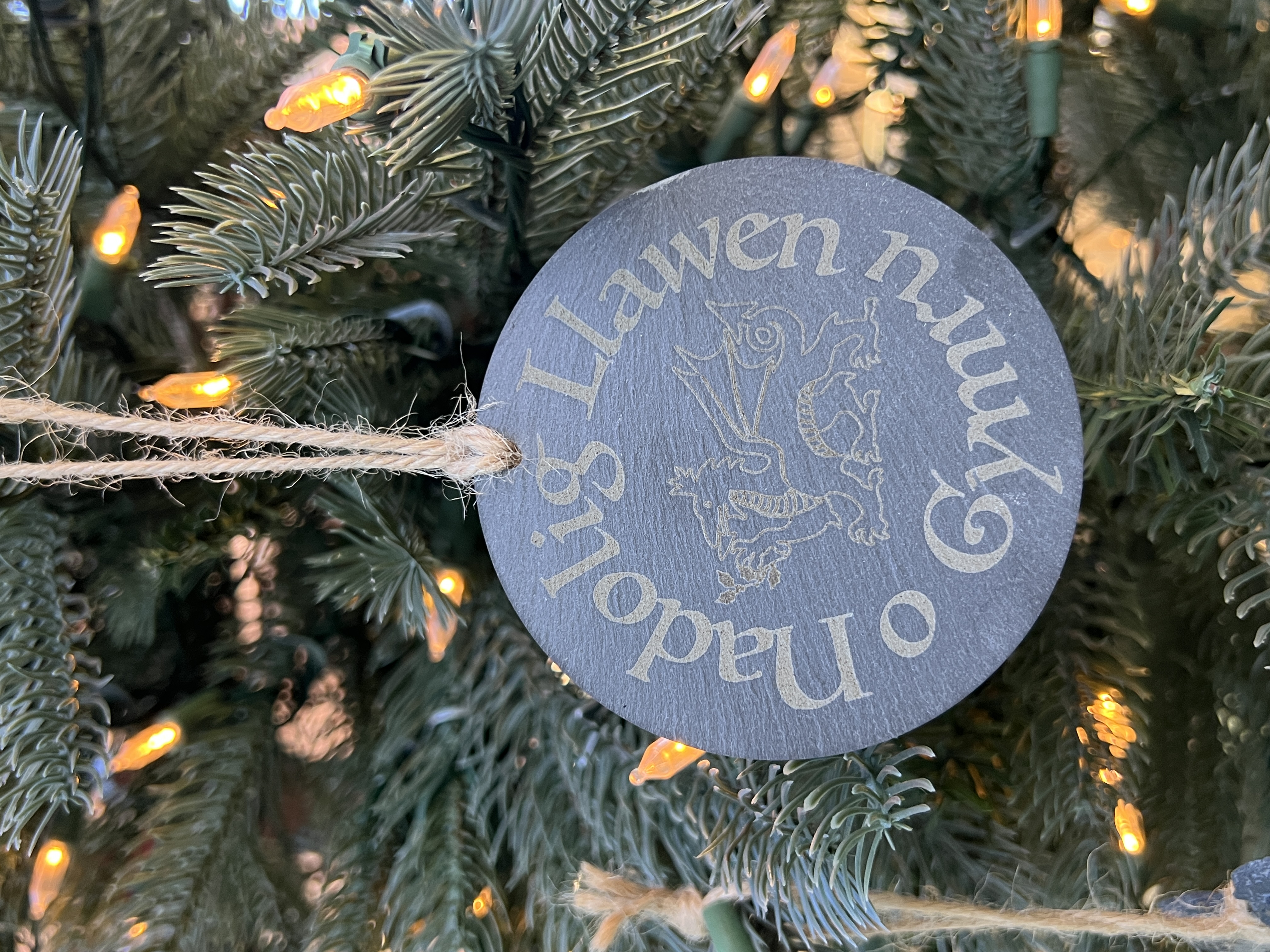 Addurn Nadolig Cylchog Llechen Cymreig | Round Welsh Slate Christmas Tree Decoration