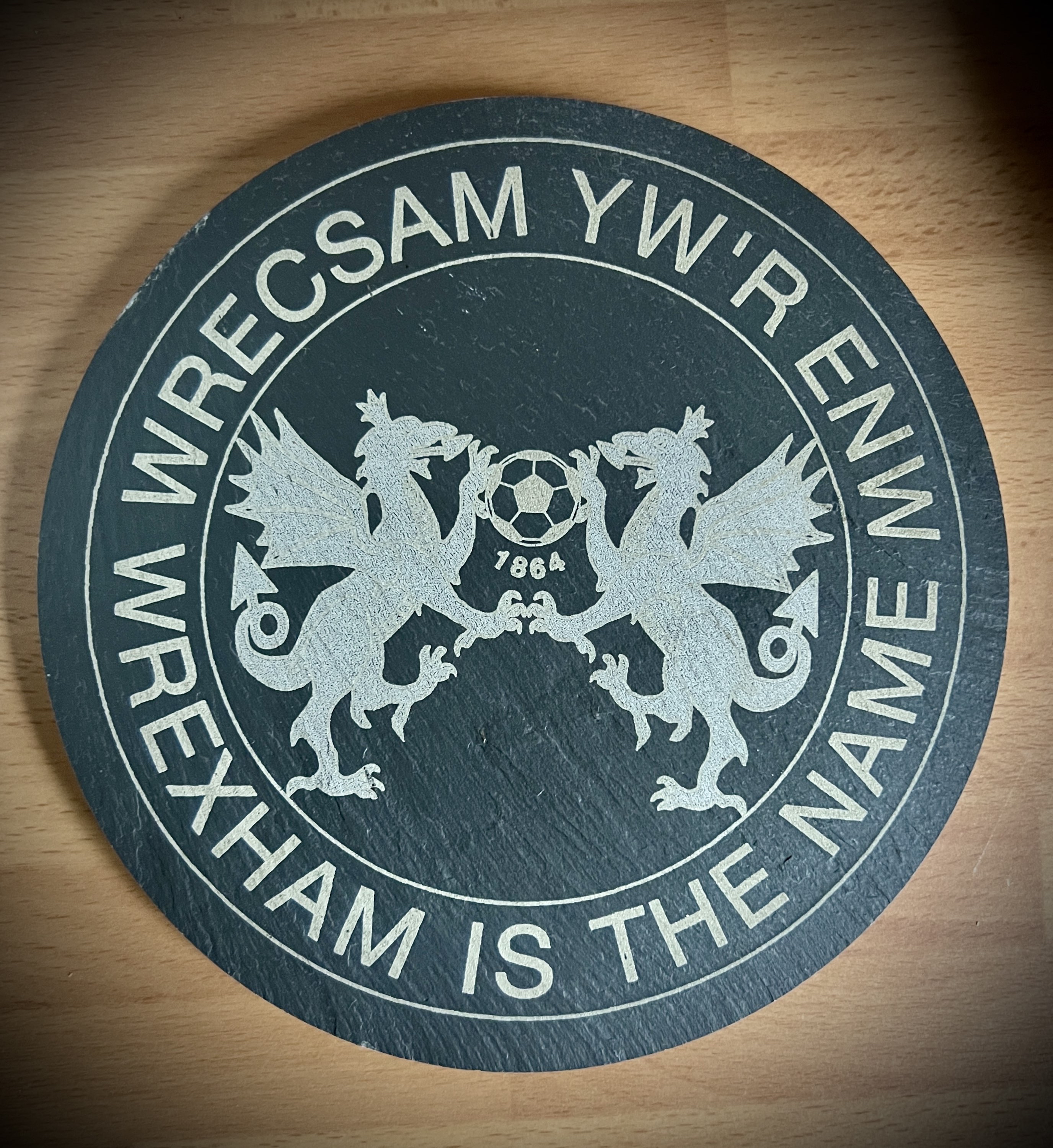 Trybedd Llechen ‘Wrecsam yw’r Enw’ | ‘Wrexham is the Name’ Welsh Slate Trivet