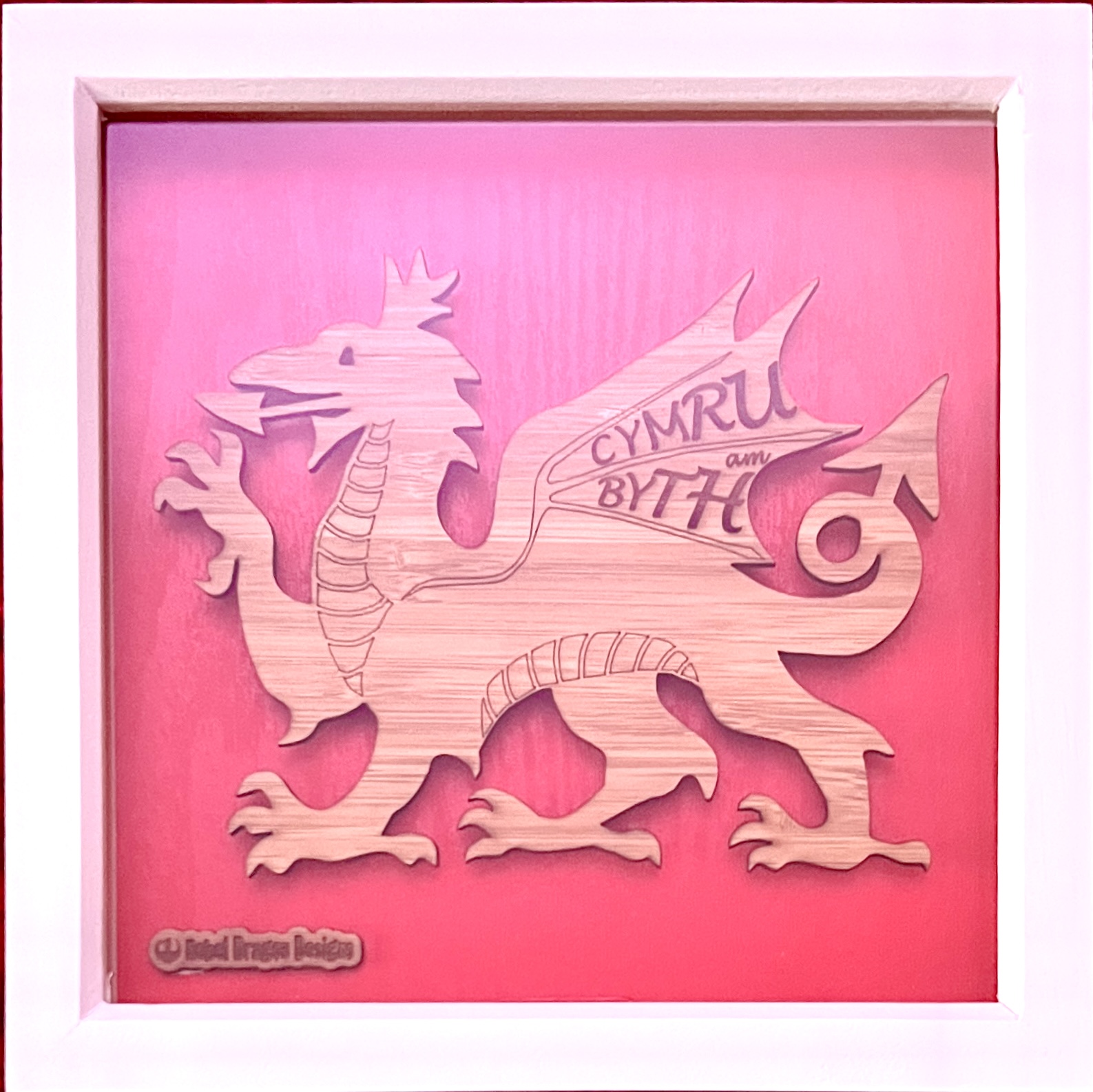 Engrafwyd Draig mewn ffrâm bocs | Engraved Dragon in box frame