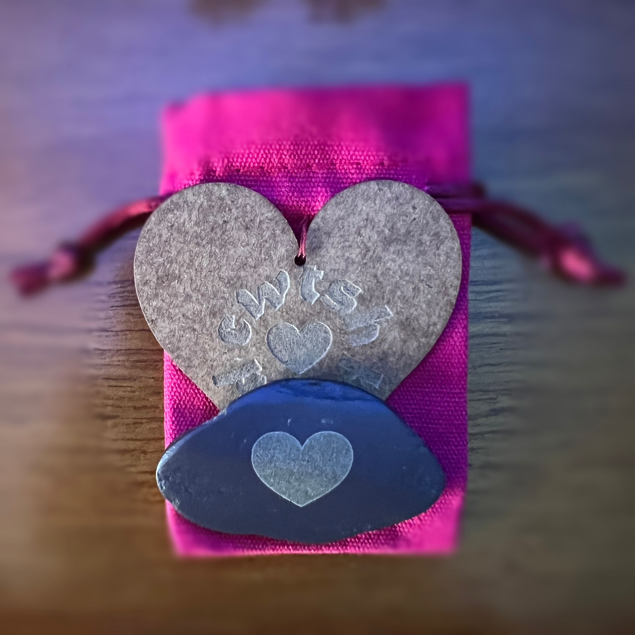 Cwtsh Poced Llechi | Slate Pocket Hug 