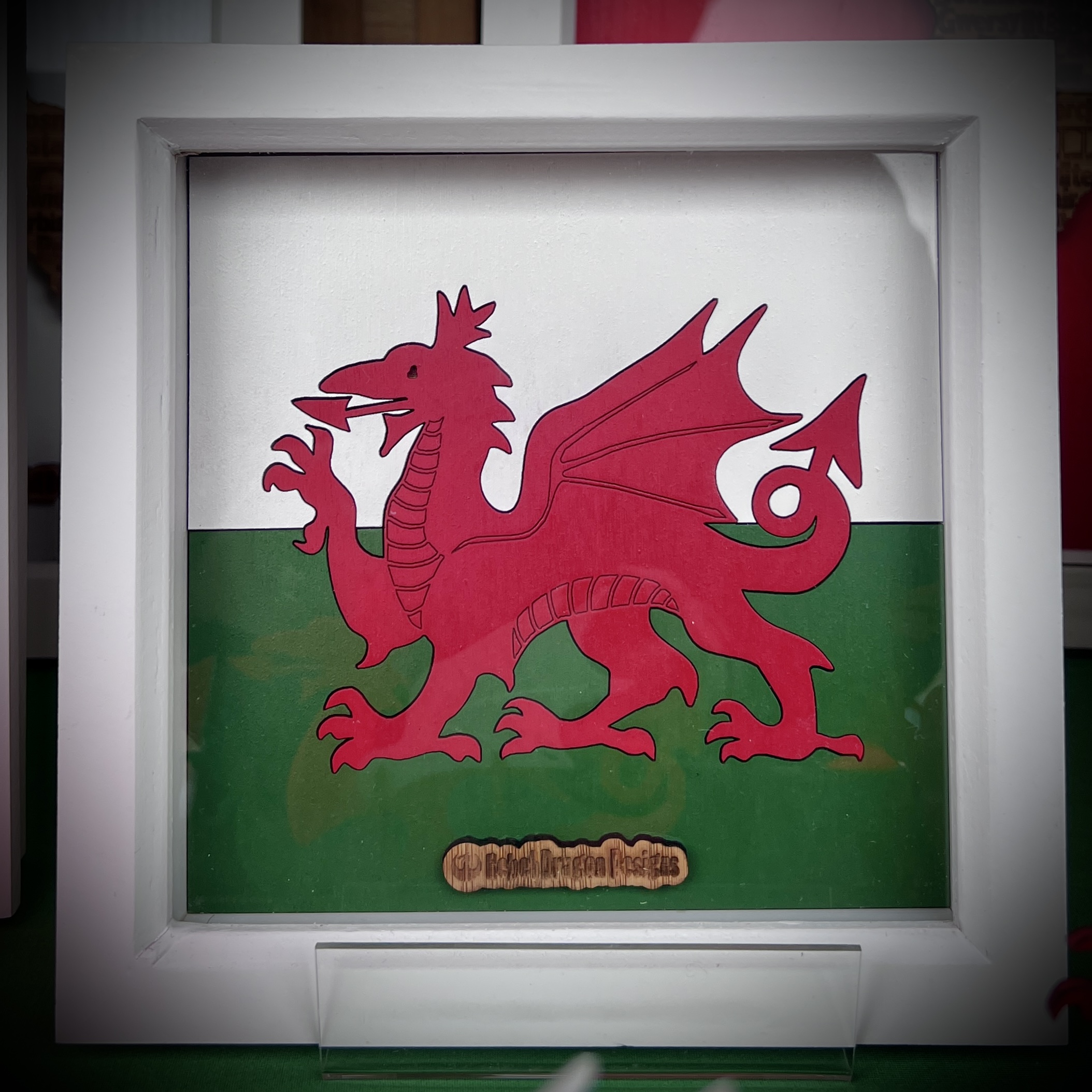 Y Ddraig Goch pren mewn ffrâm bocs | Wooden flag of Wales in a box frame