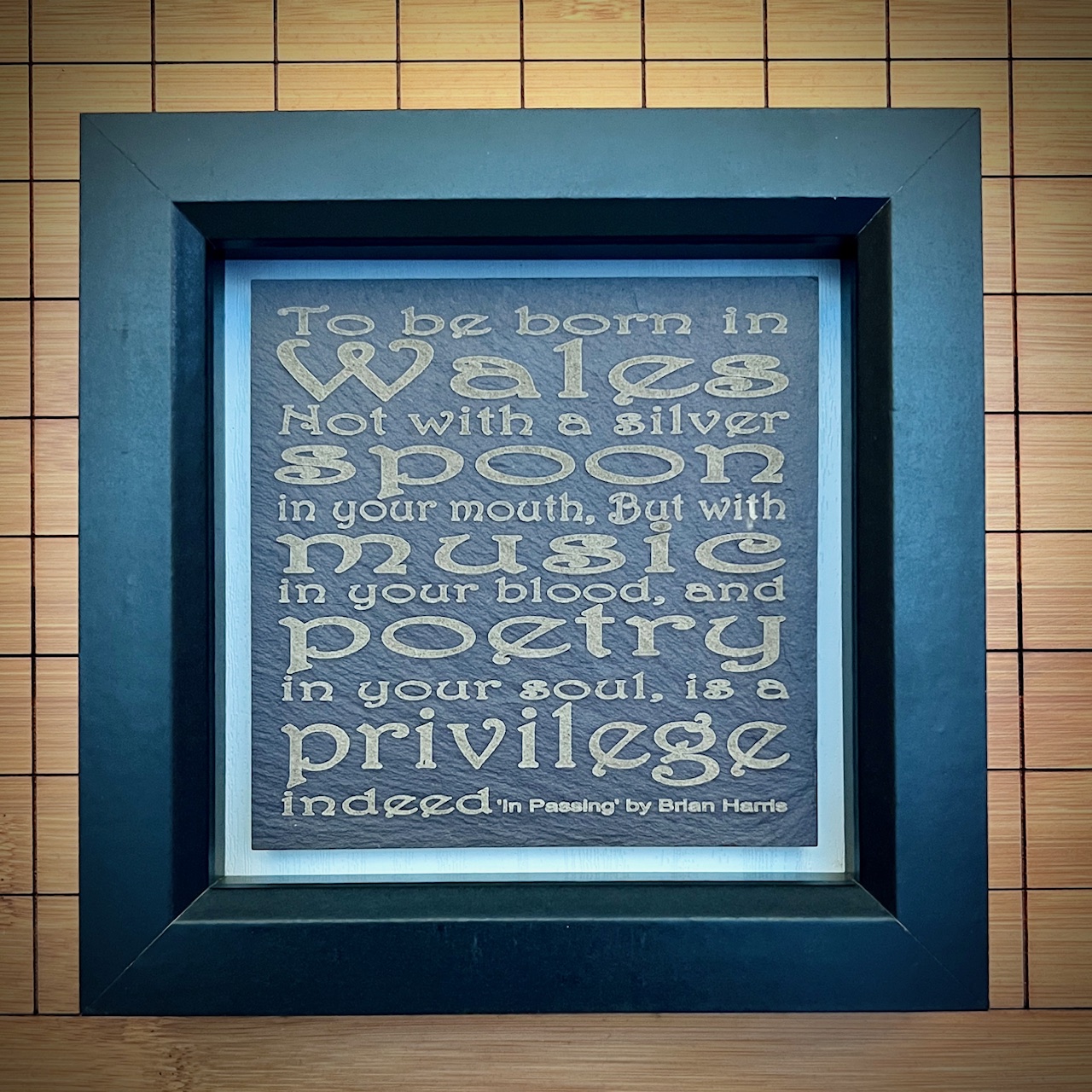 Cerdd ar Lechi Cymru mewn ffrâm bocs | Poem on Welsh slate in box frame